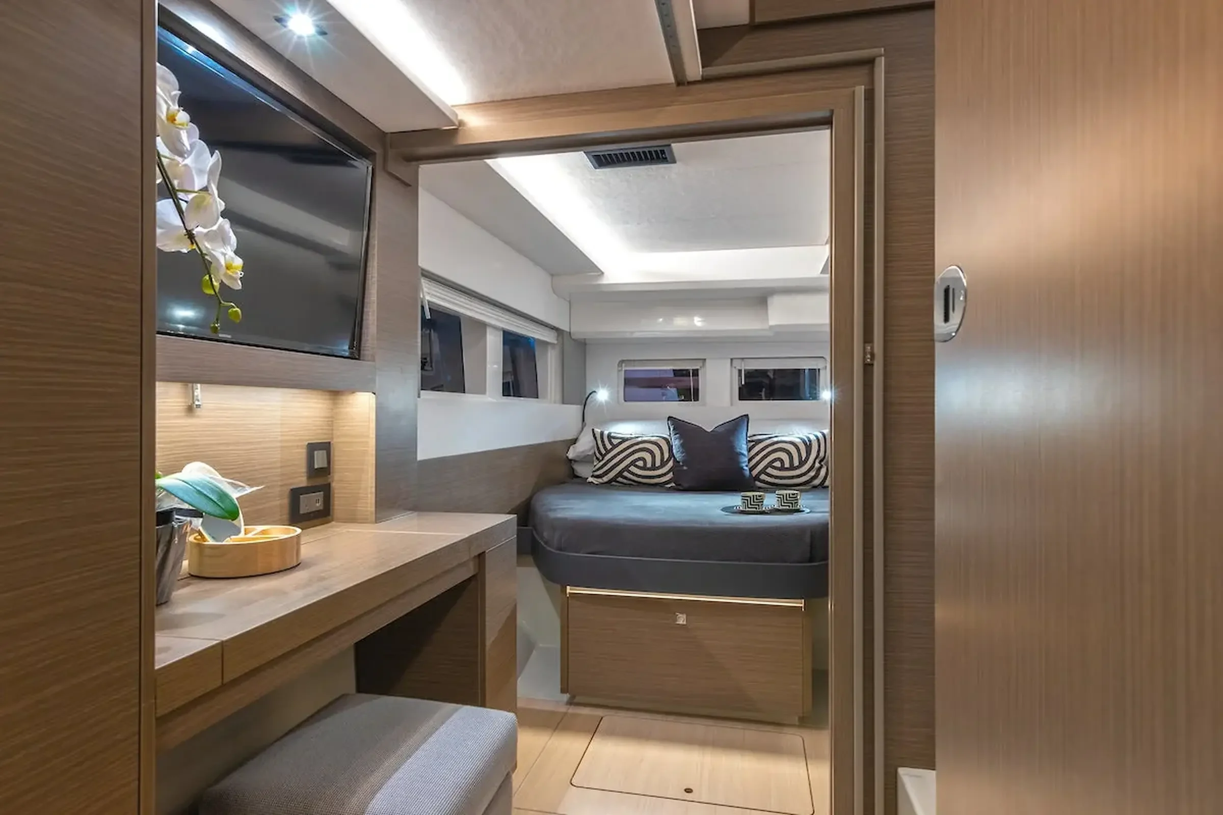 Leopard 40 Powercat - cabine avec television