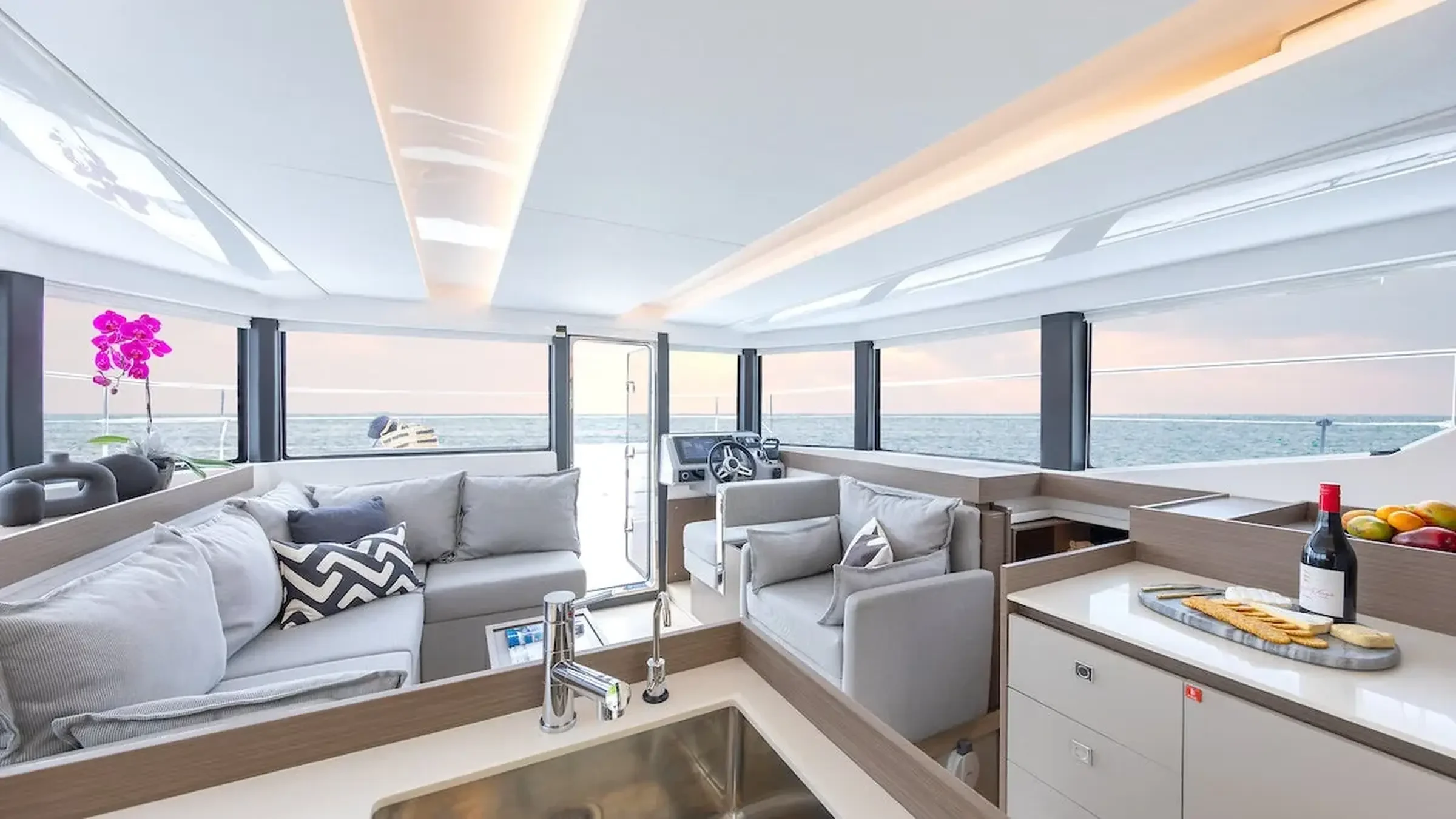 Leopard 40 Powercat - salon, cuisine et poste de pilotage
