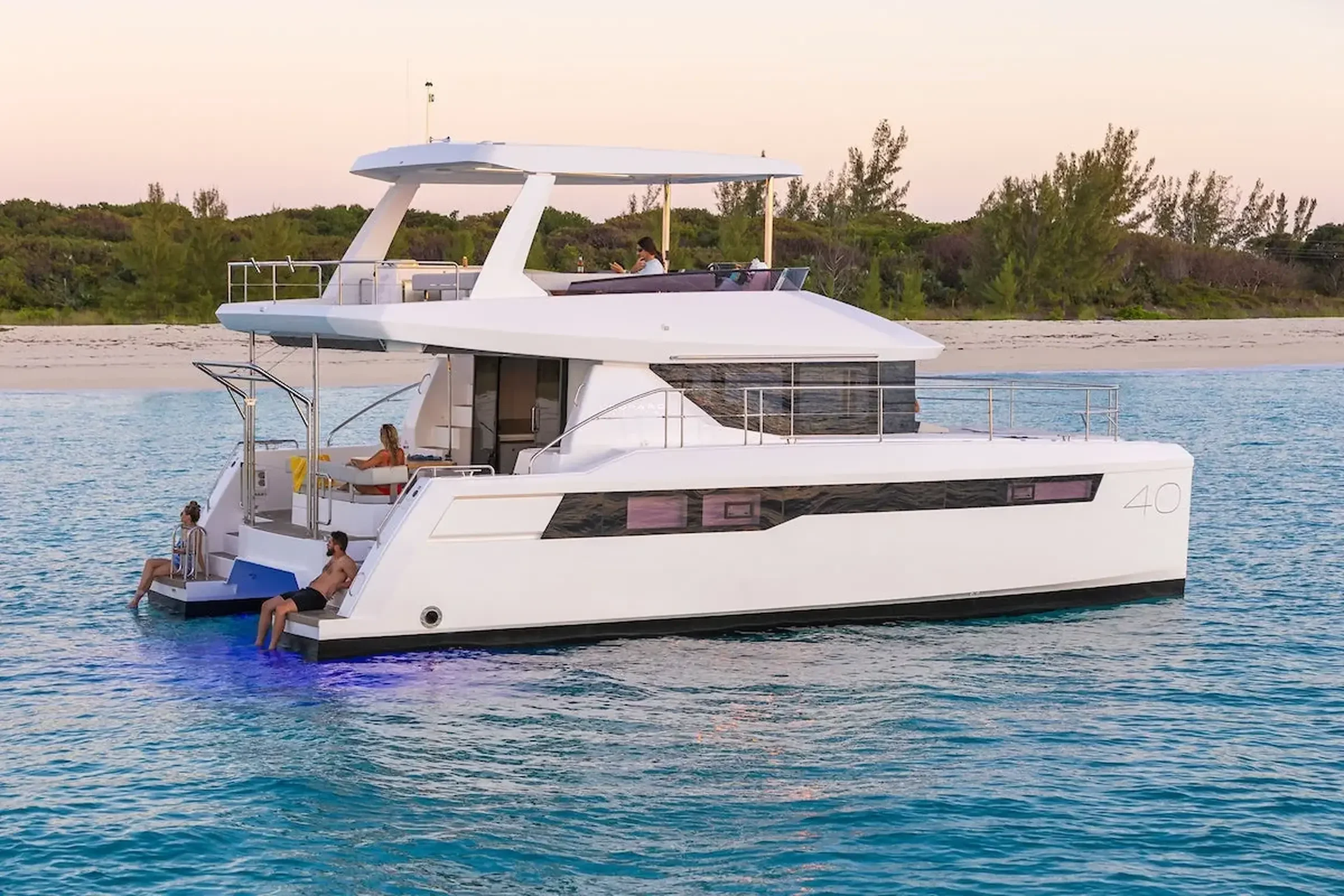 Leopard 40 Powercat - plateforme de bain au coucher de soleil