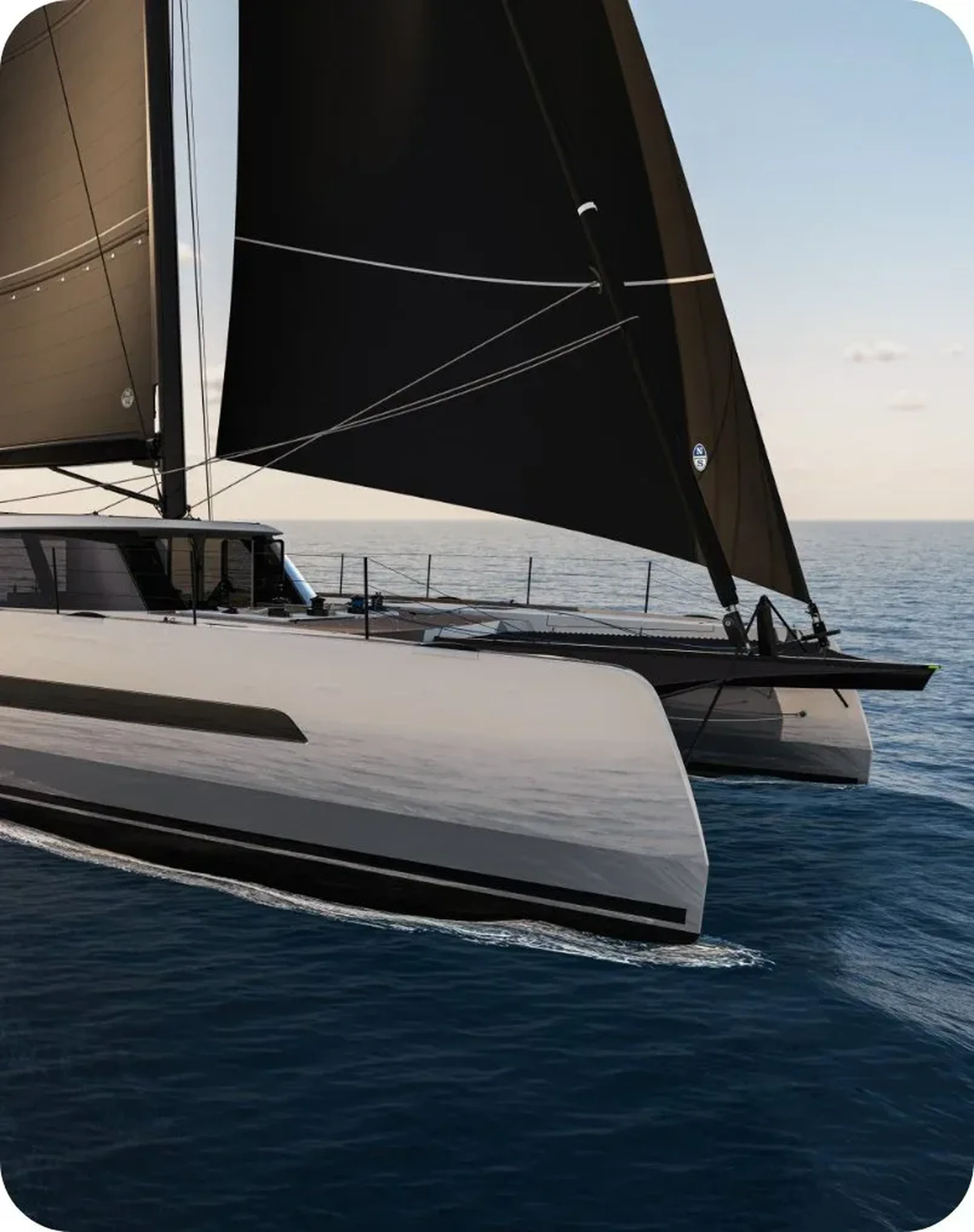 Détail de coque et voiles du Kinetic K6 en mer