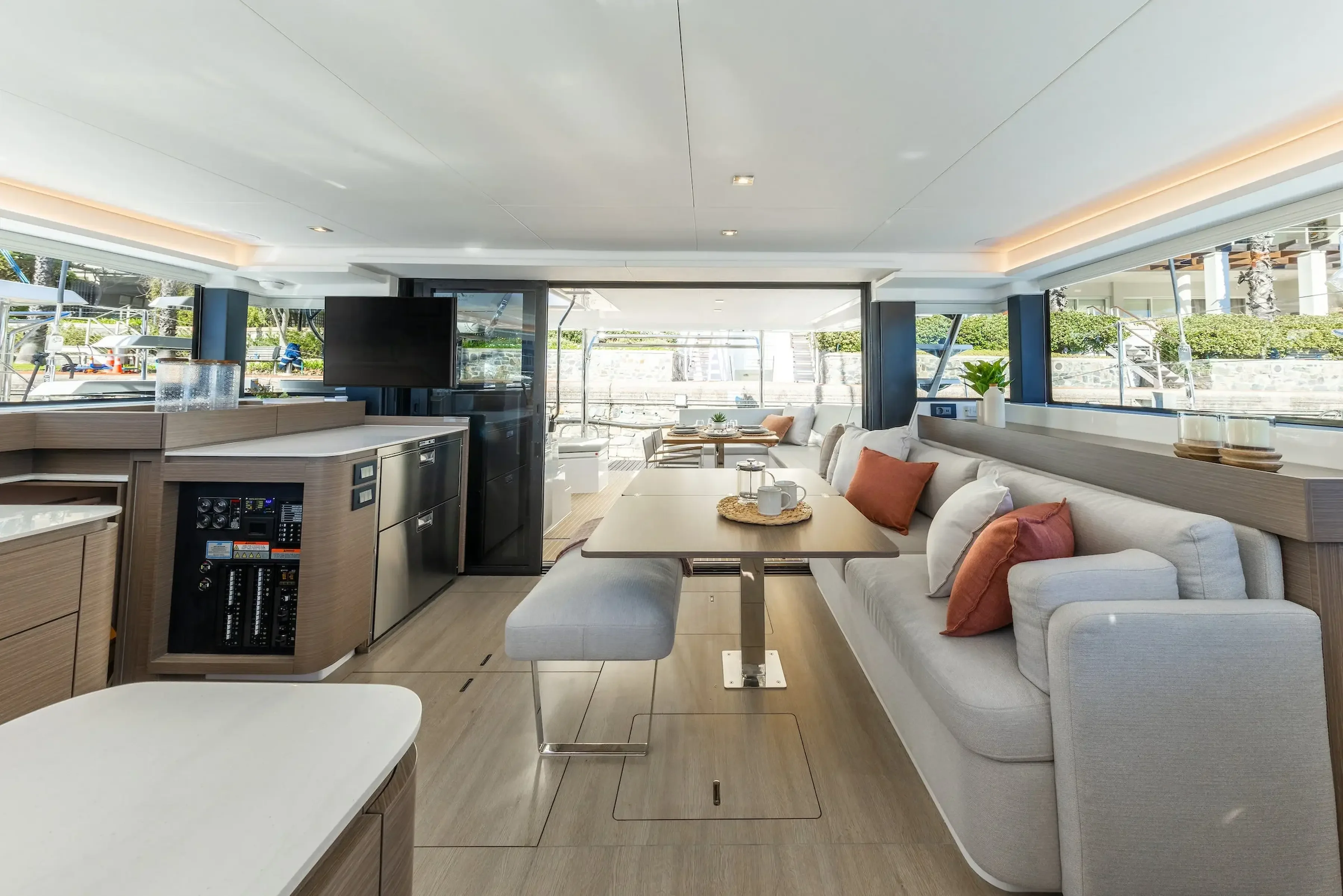 Leopard 43 - salon et cuisine
