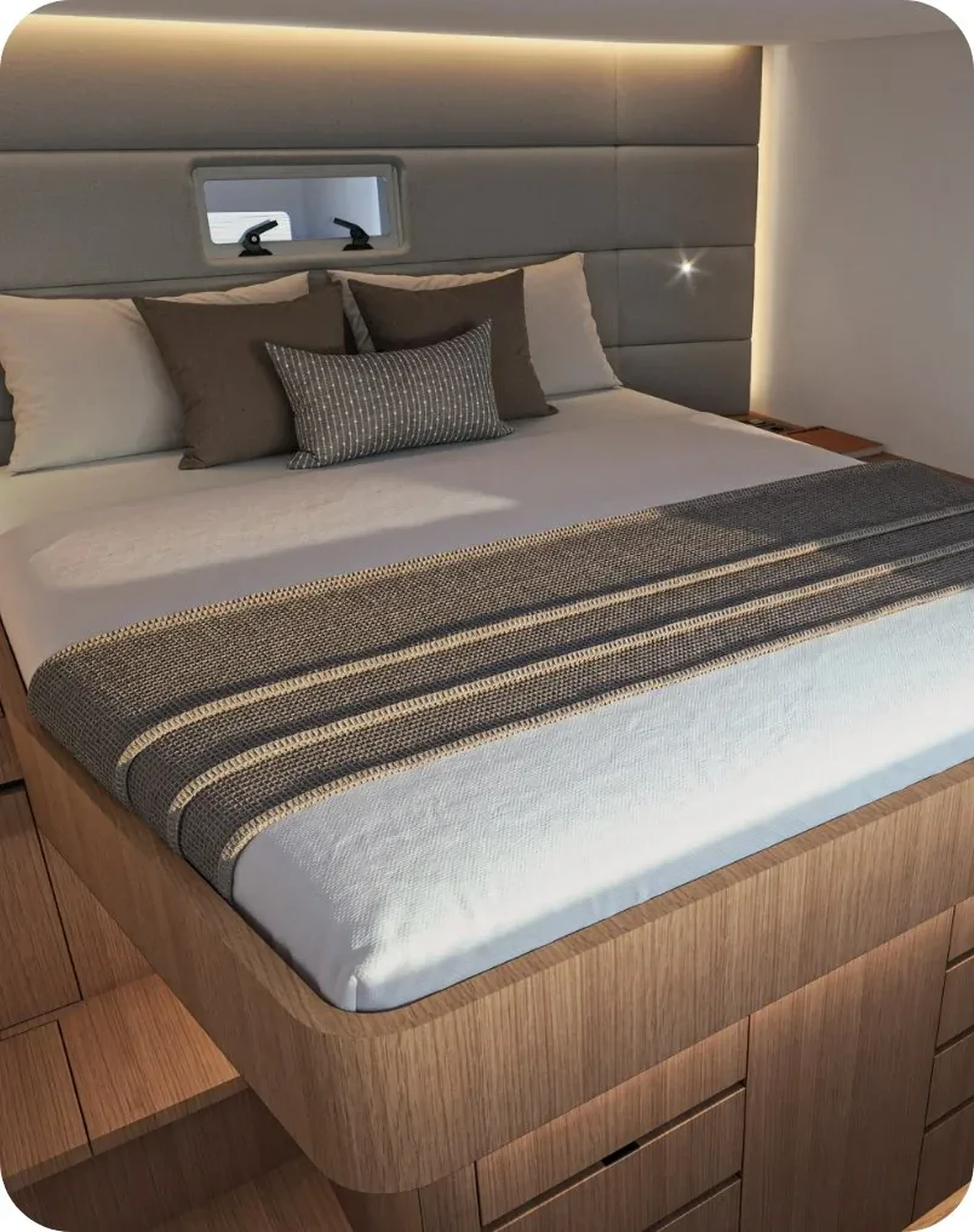 Cabine propriétaire du Kinetic K6, literie et finitions bois clair