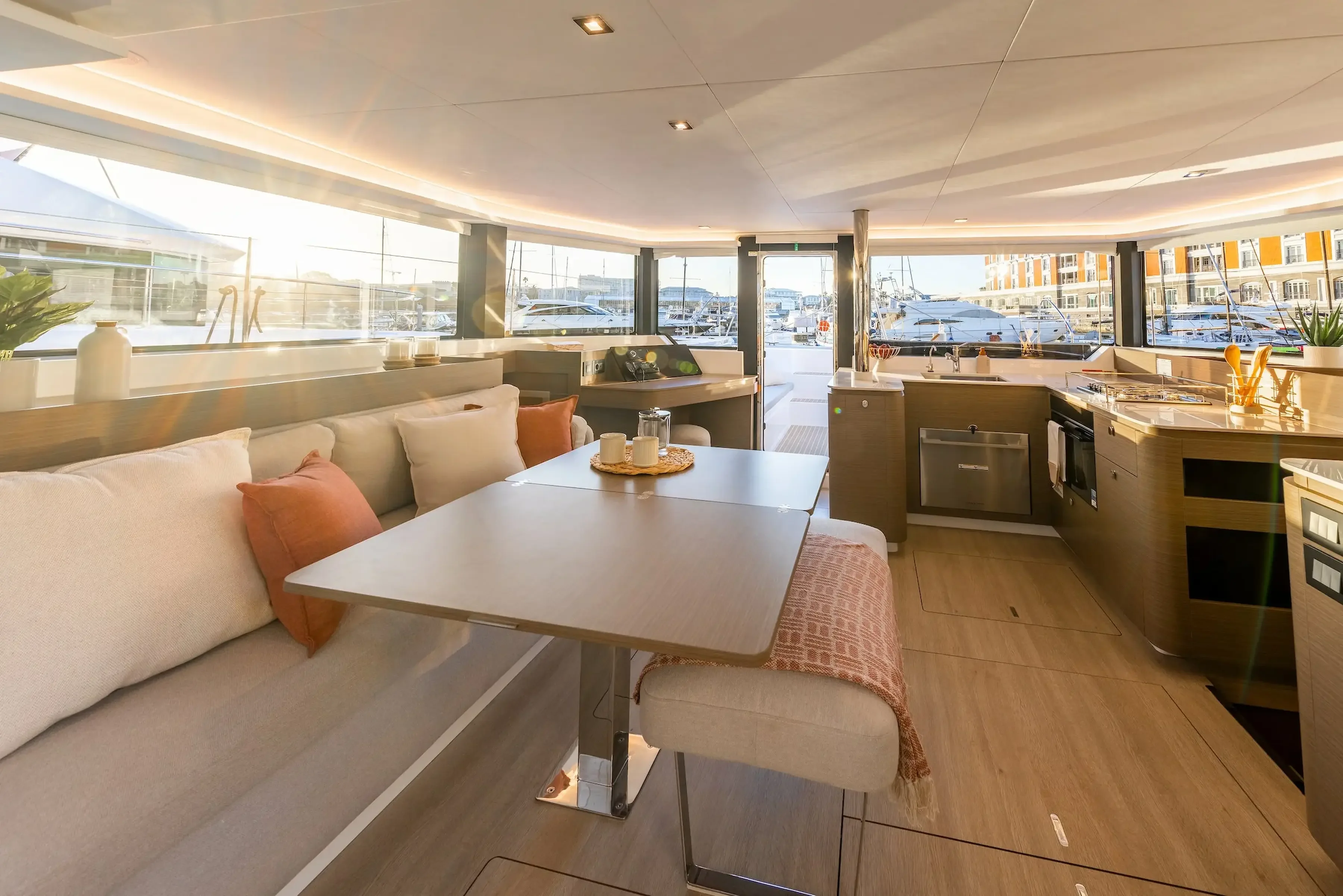 Leopard 43 - salon et cuisine