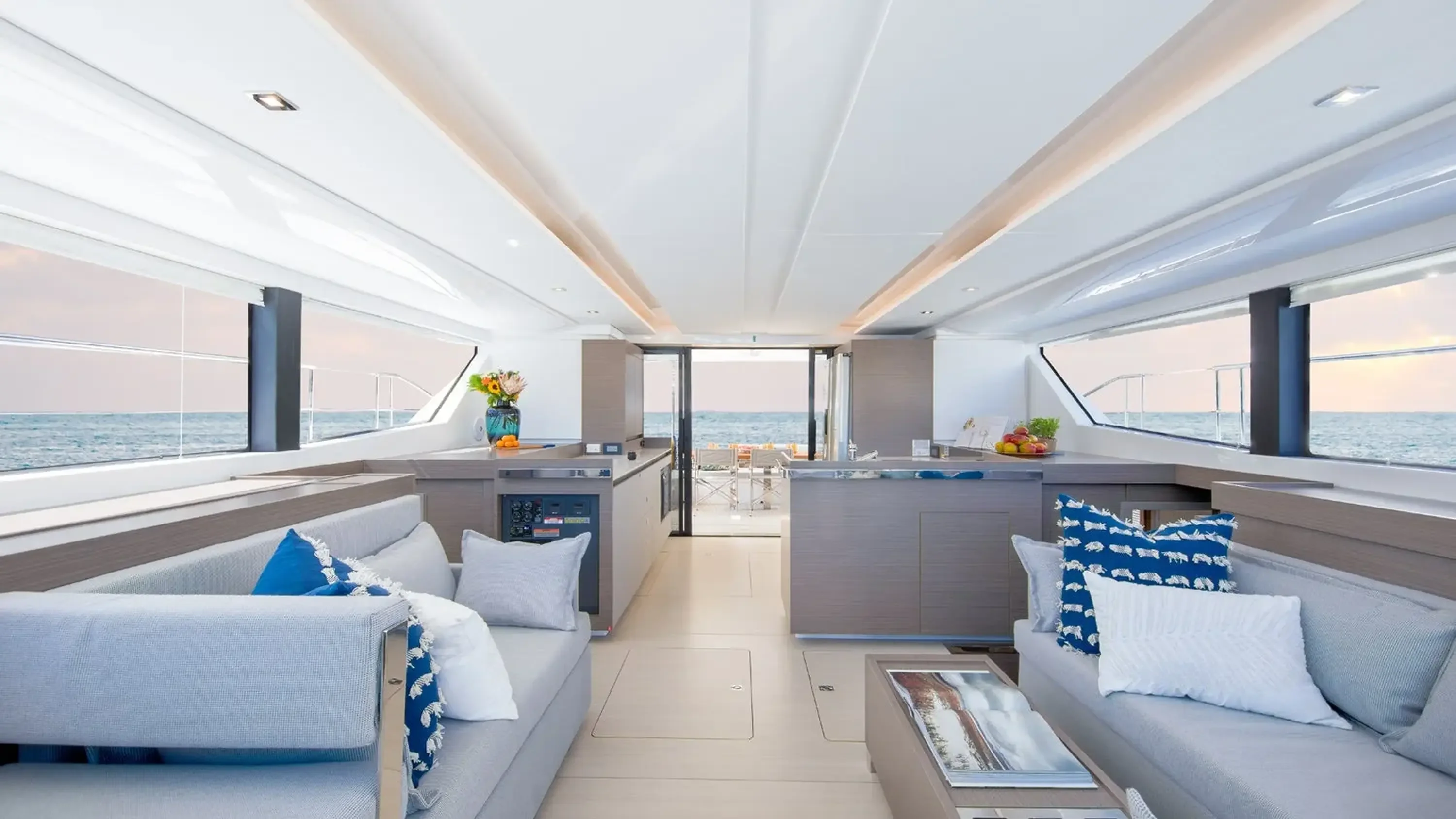 Leopard 46 Powercat - salon avec vue mer