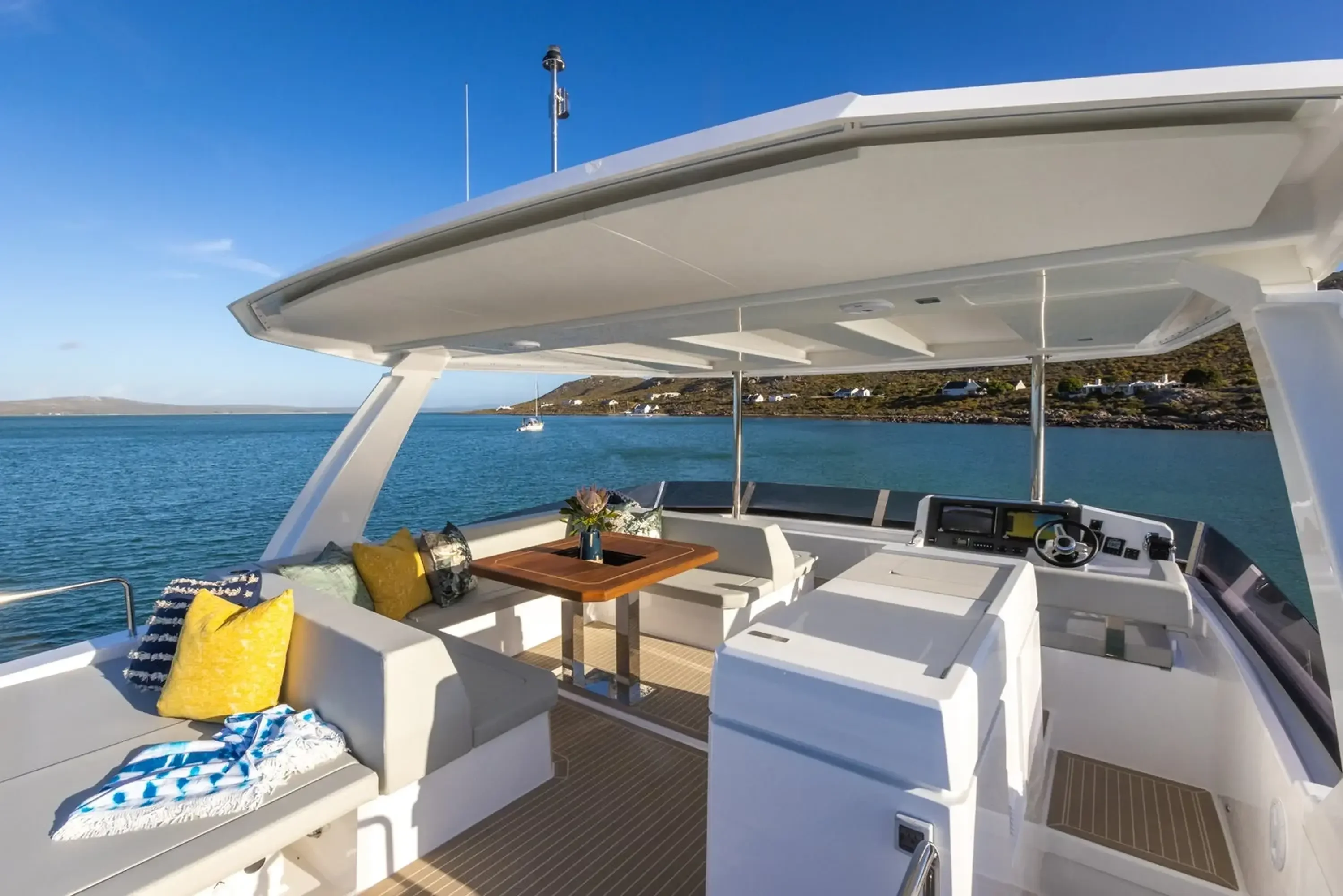 Leopard 46 Powercat - poste de barre flybridge