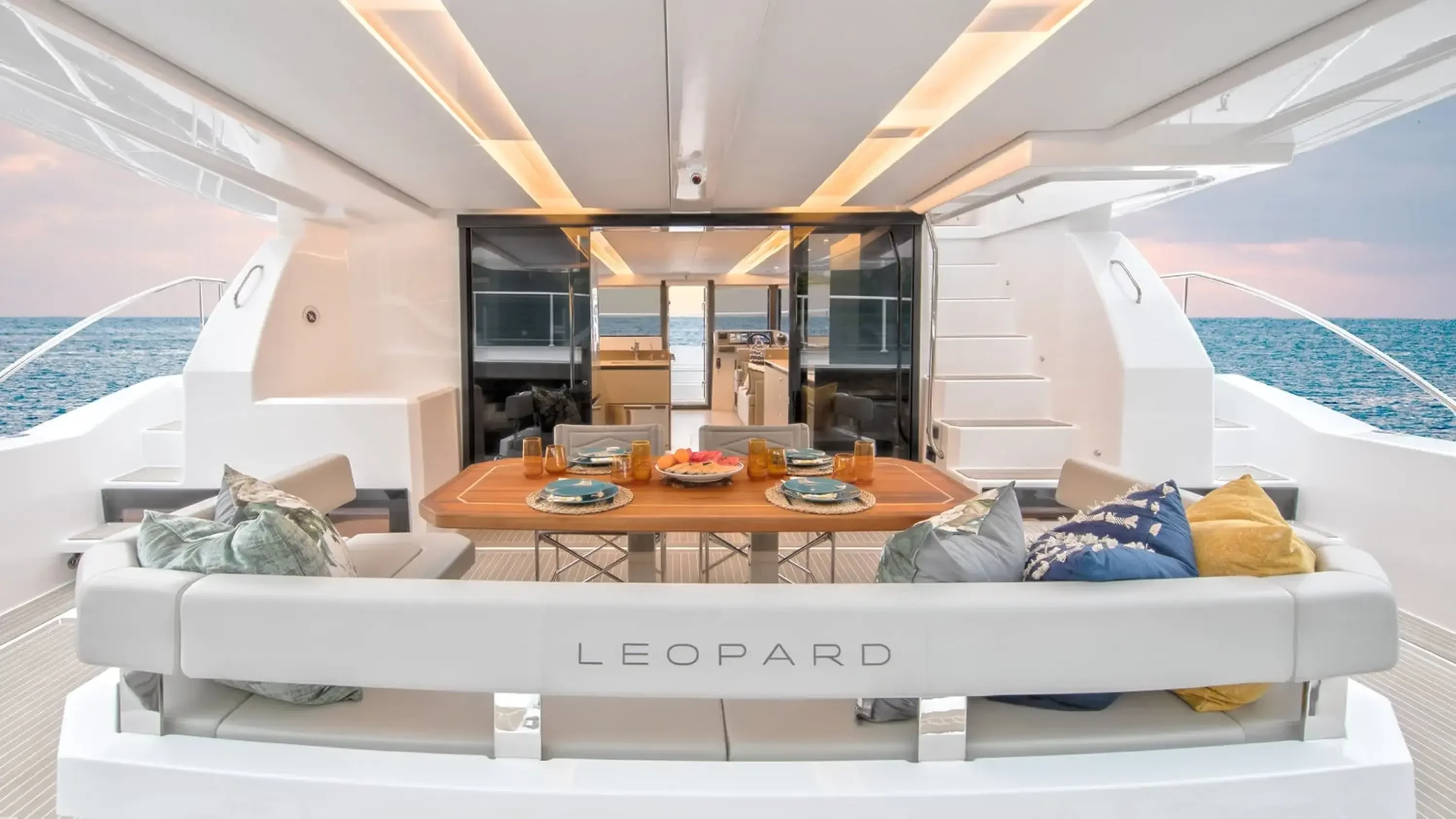 Leopard 46 Powercat - cockpit vu depuis le salon