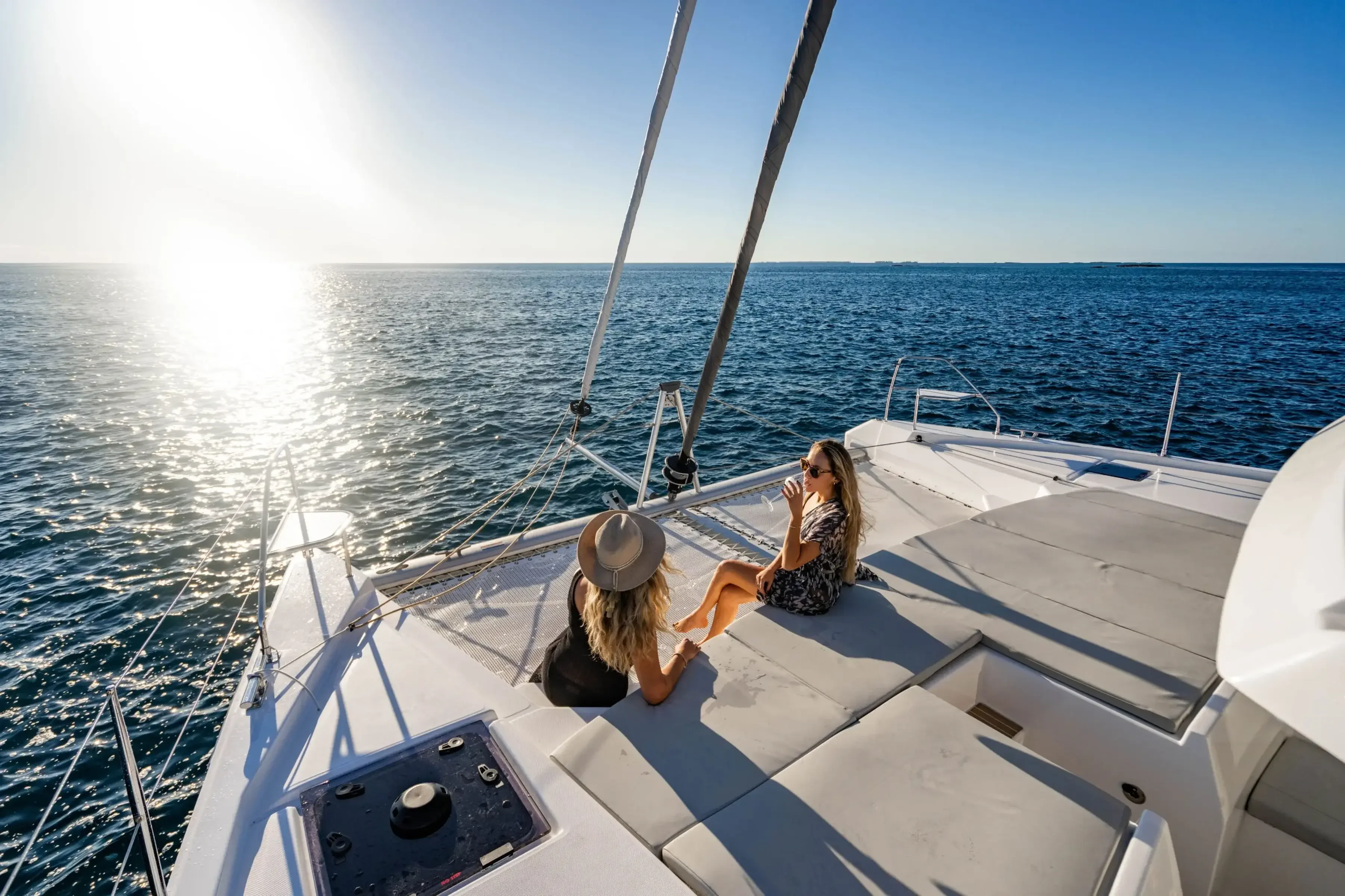 Leopard 52 - trampoline avant au coucher de soleil