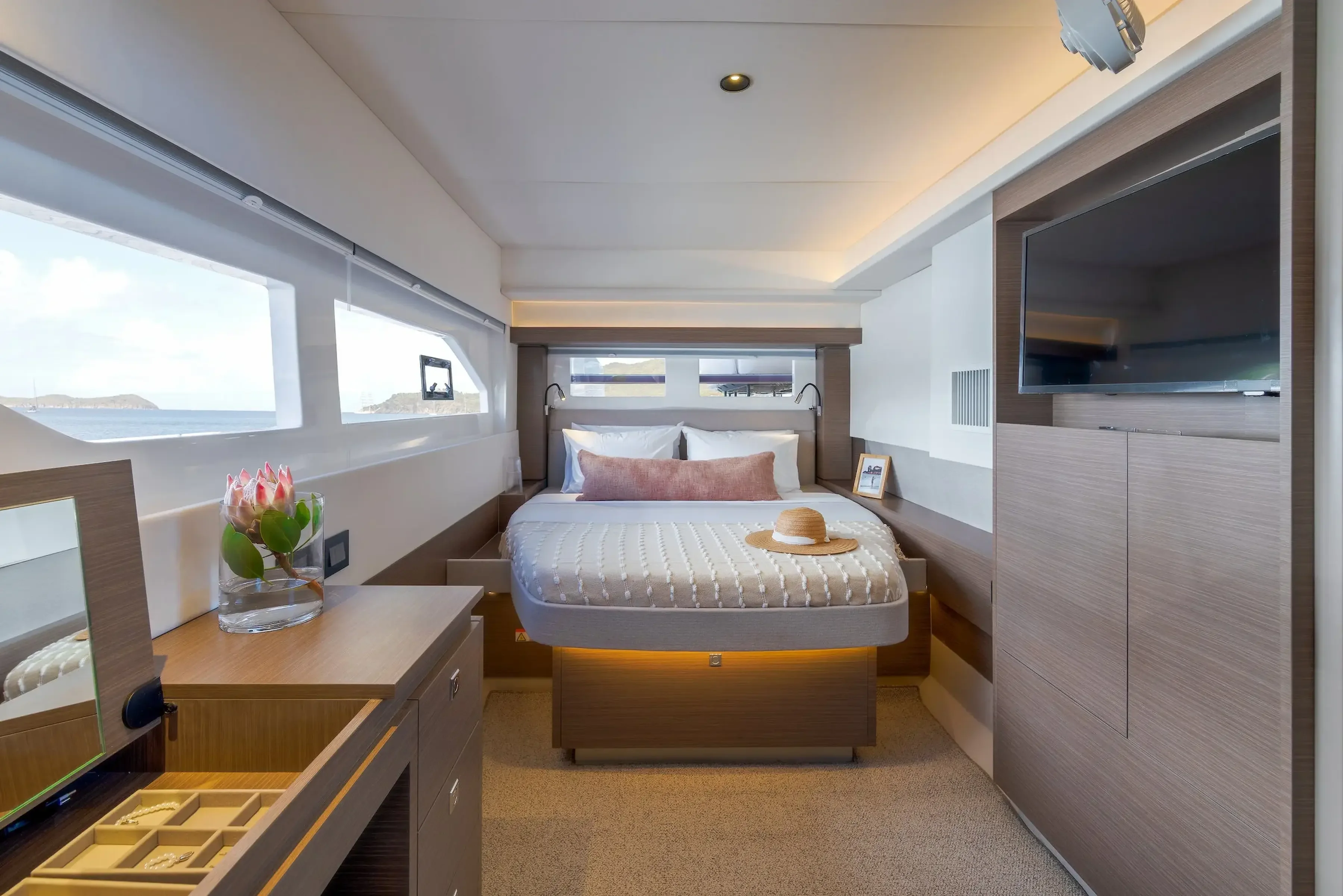 Leopard 53 Powercat - cabine avec vue mer