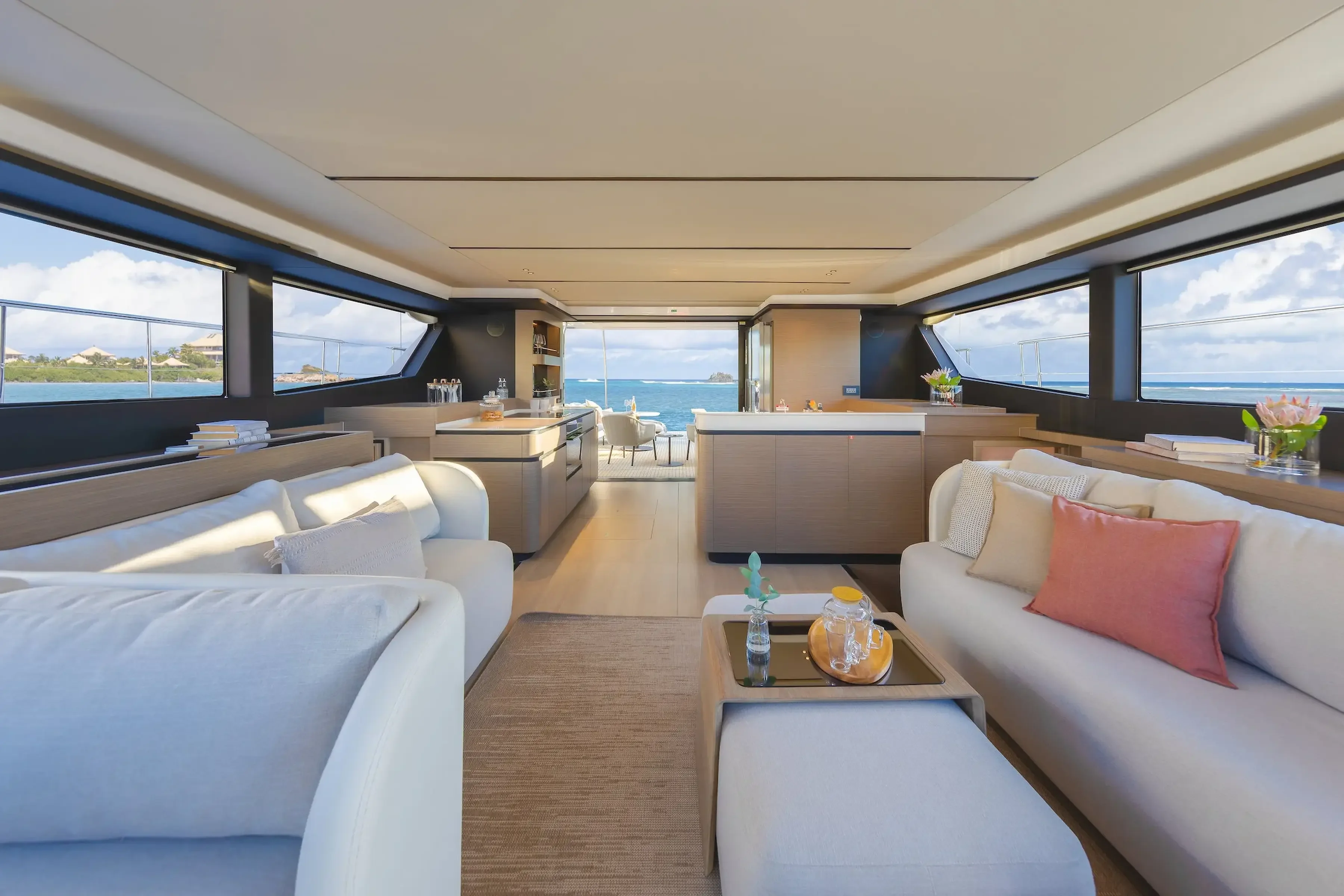 Leopard 53 Powercat - salon et cuisine avec vue cockpit