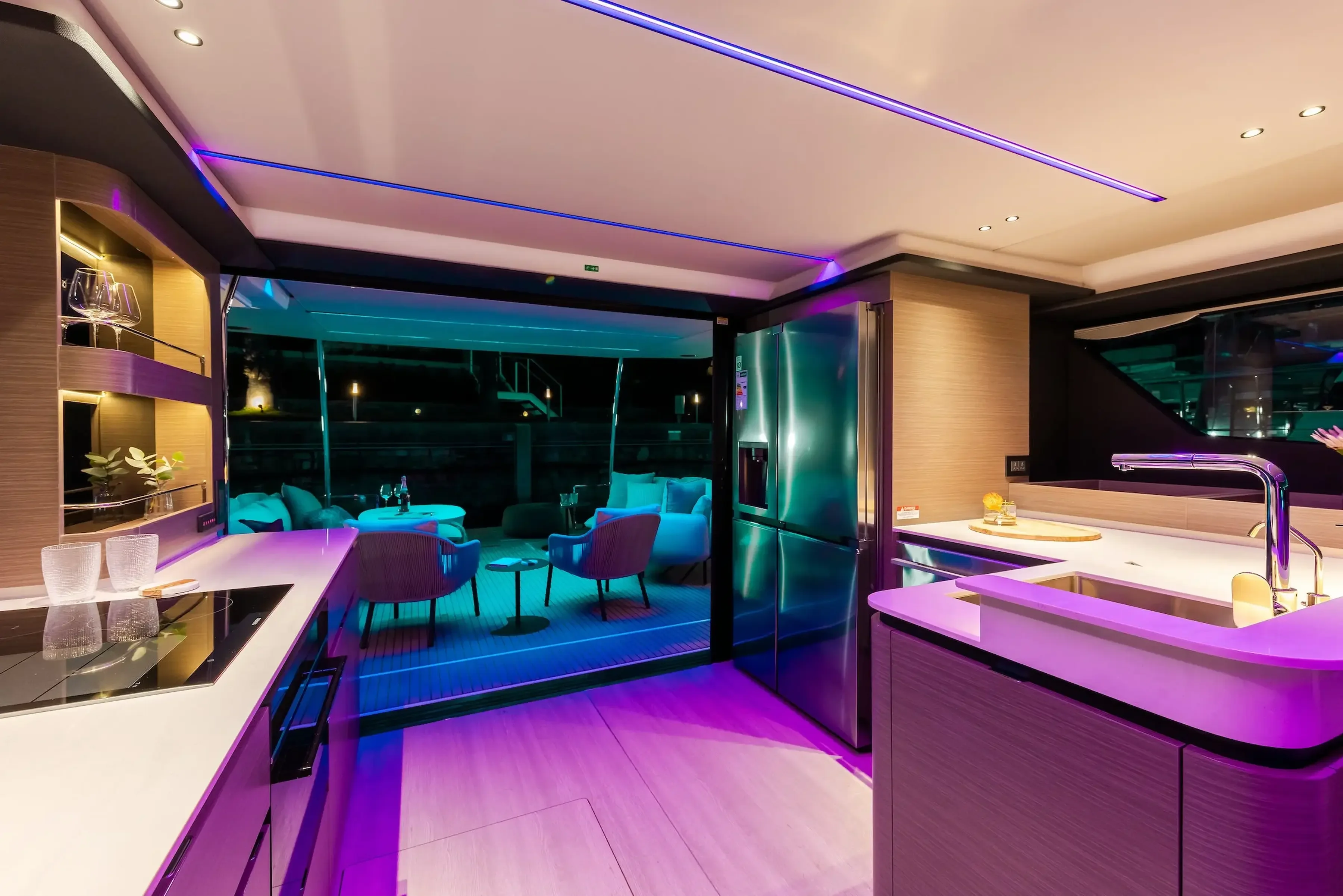 Leopard 53 Powercat - cuisine, ambiance nocturne