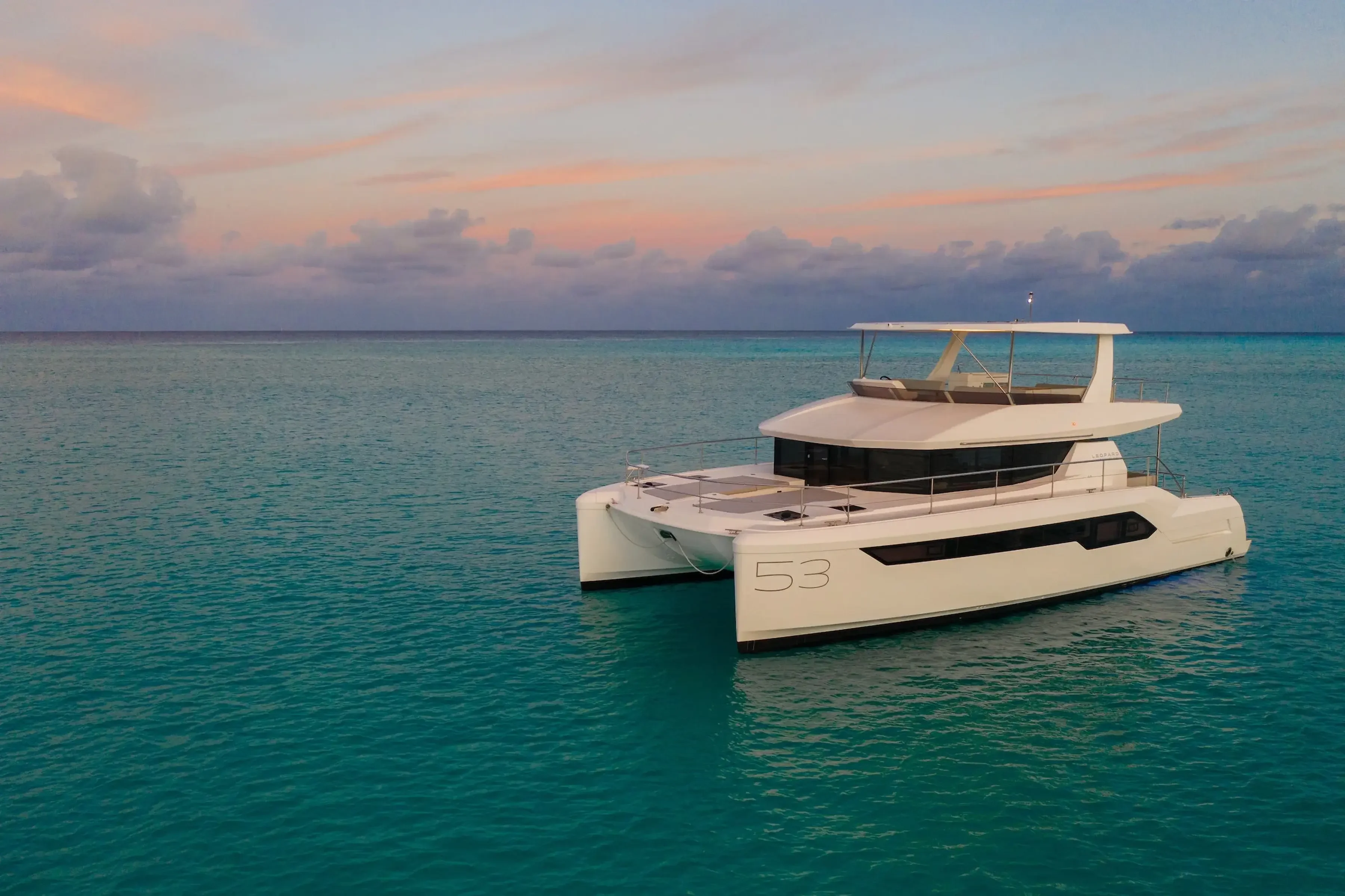Leopard 53 Powercat - hero shot coucher de soleil