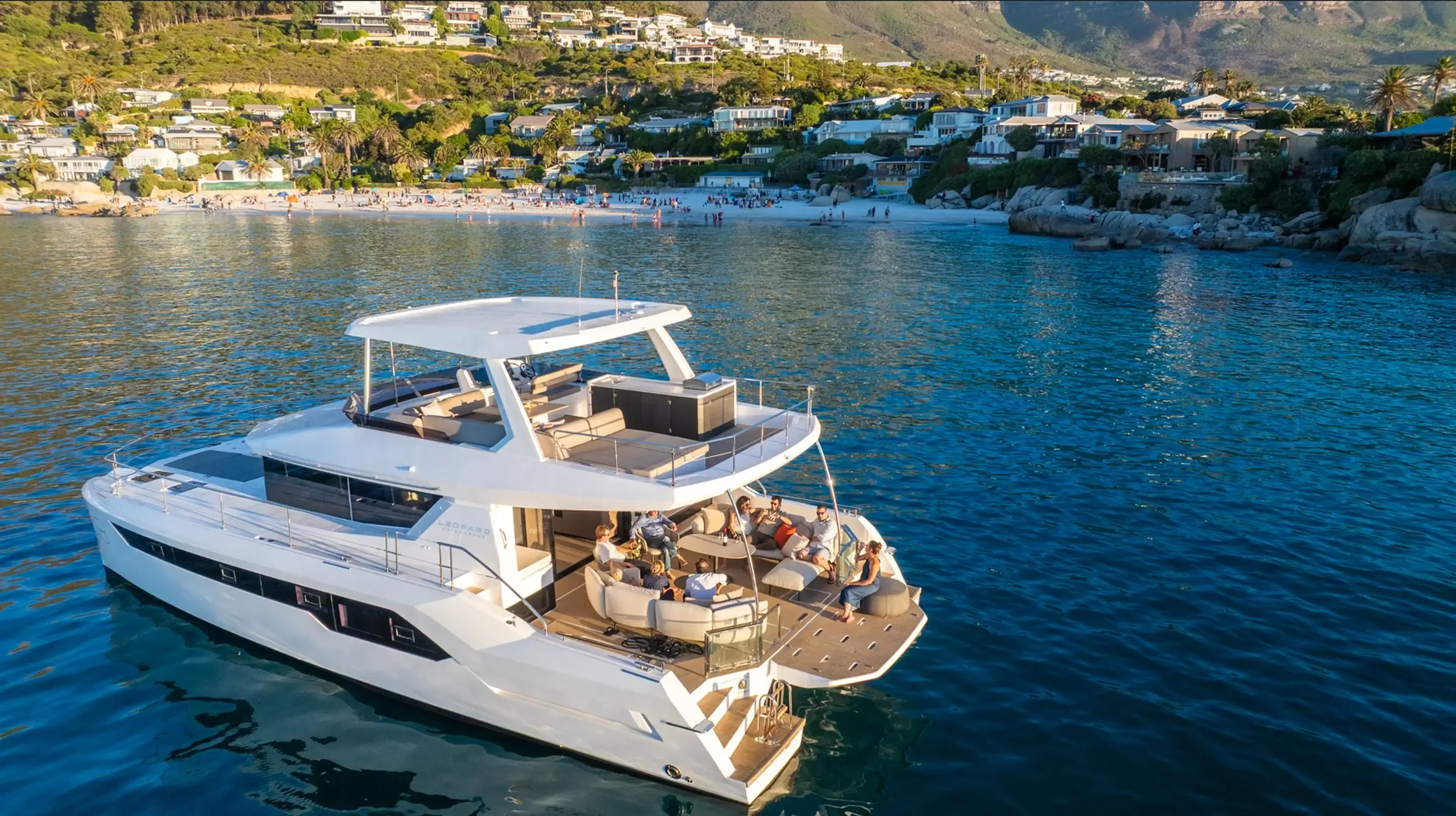 Leopard 53 Powercat - vue aerienne du cockpit