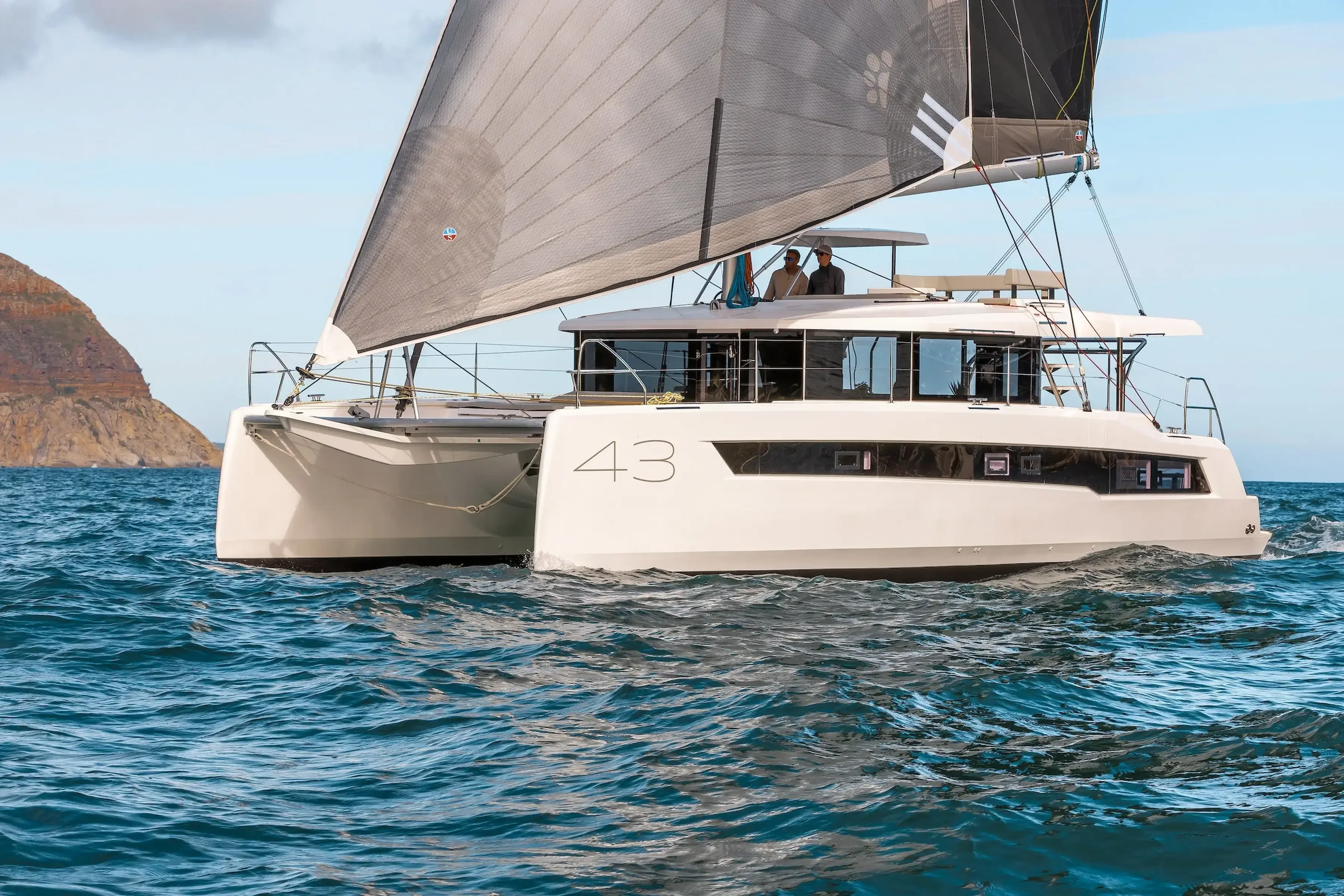 Leopard 43 en navigation, proues wave-piercing et coques blanches sur mer formée