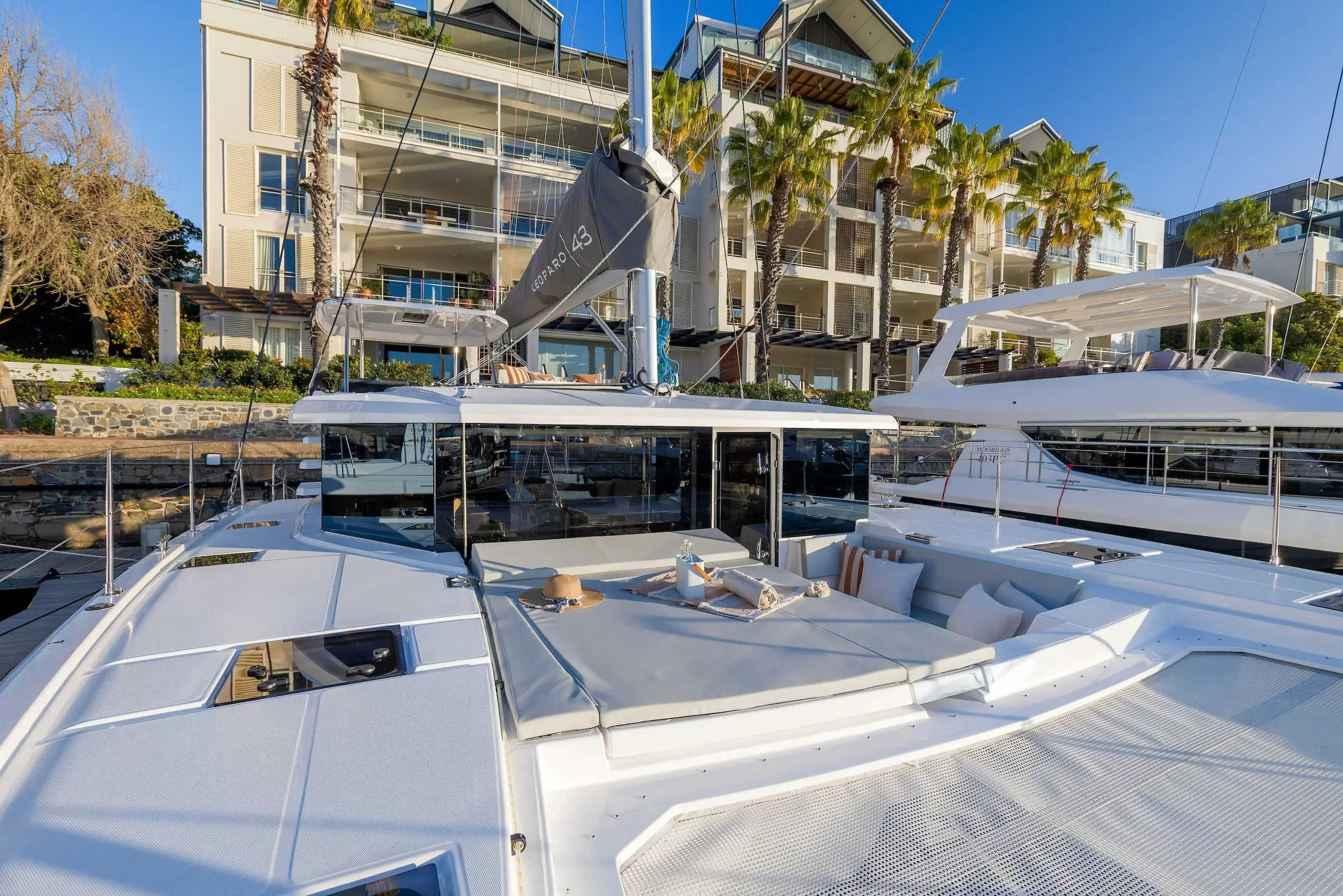 Cockpit avant du Leopard 43 avec bains de soleil, trampolines et porte avant