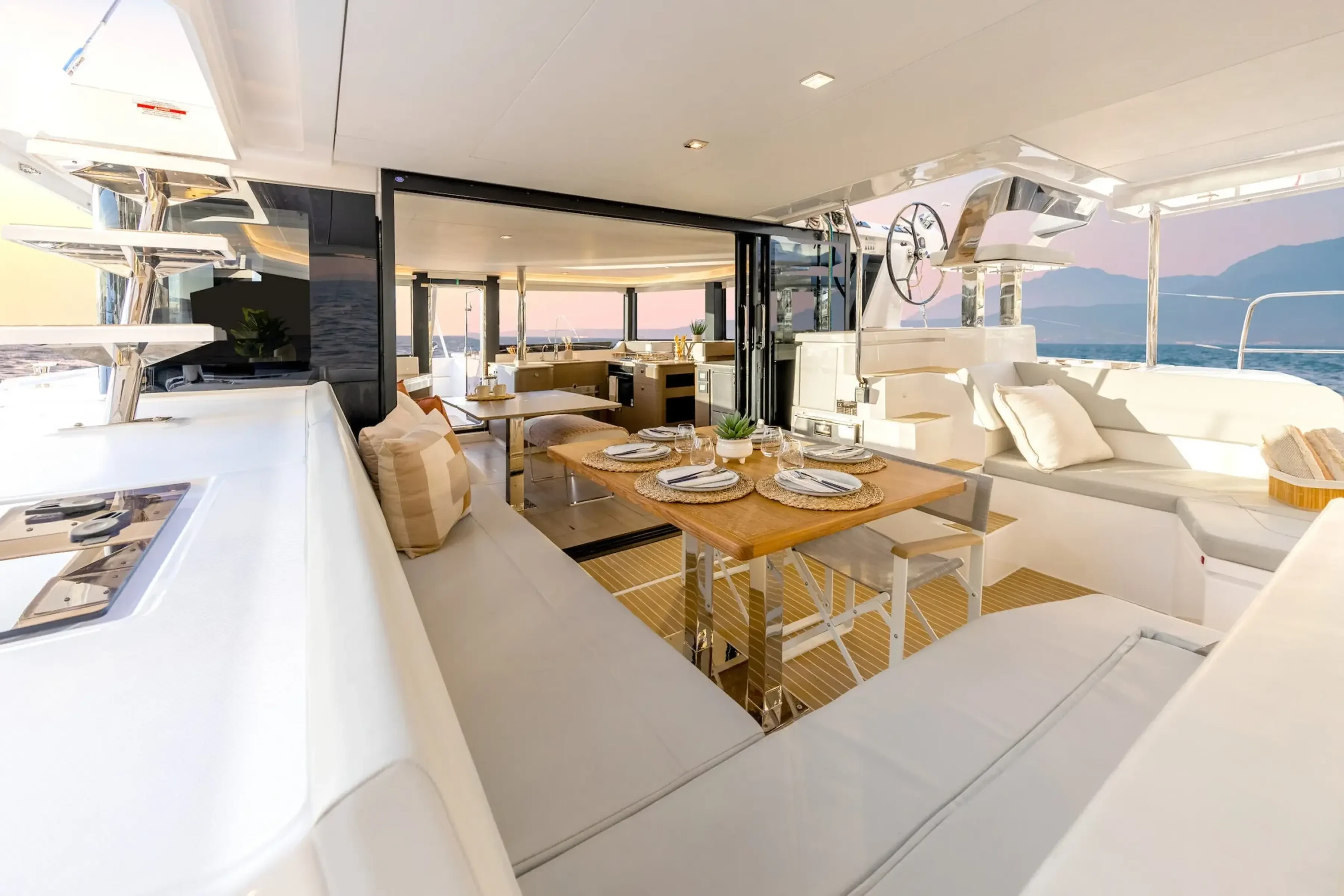 Cockpit arrière du Leopard 43 ouvert sur le carré, table dressée et poste de barre
