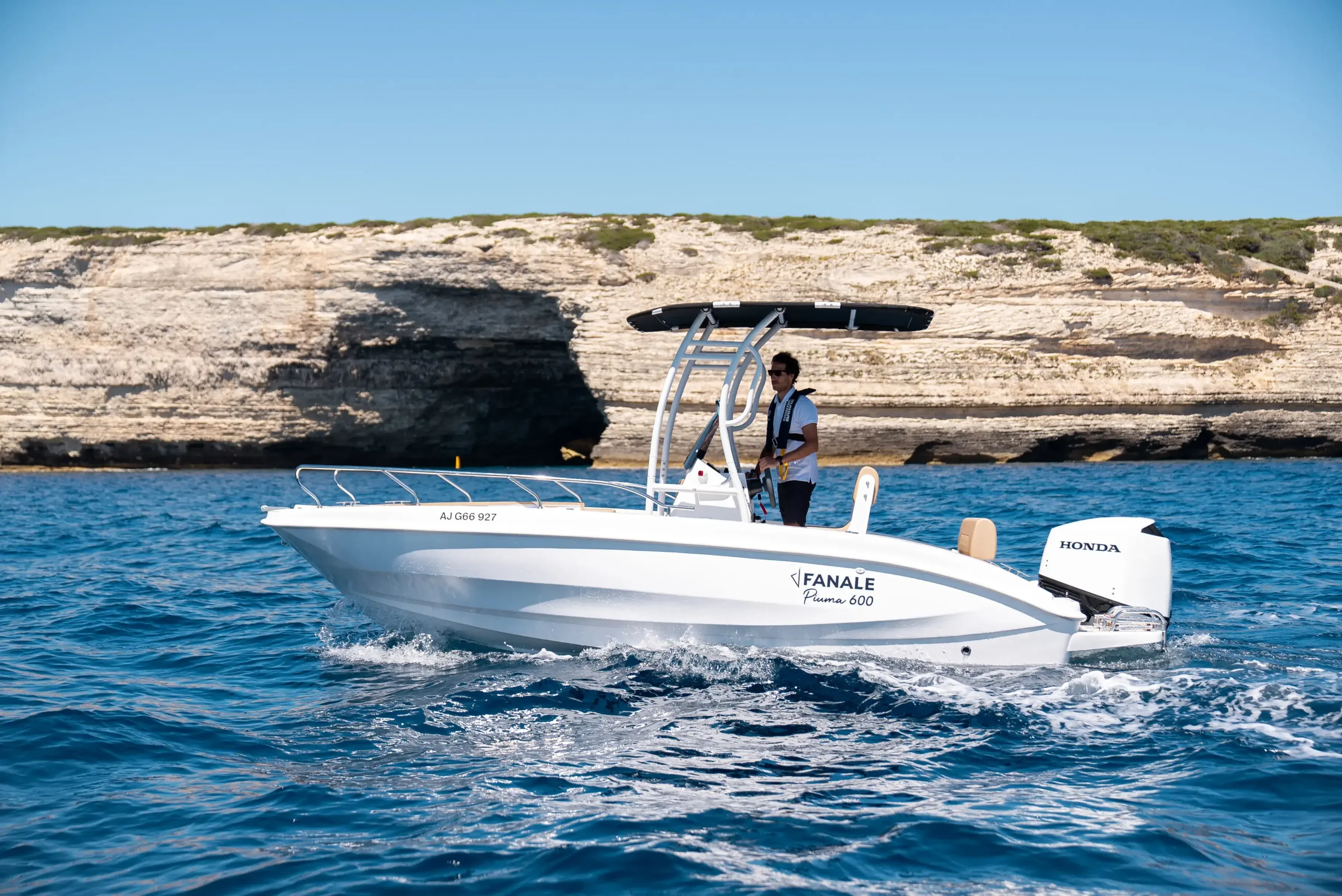 Fanale Piuma 600 vue de profil avec moteur Honda, falaises de Bonifacio en arrière-plan
