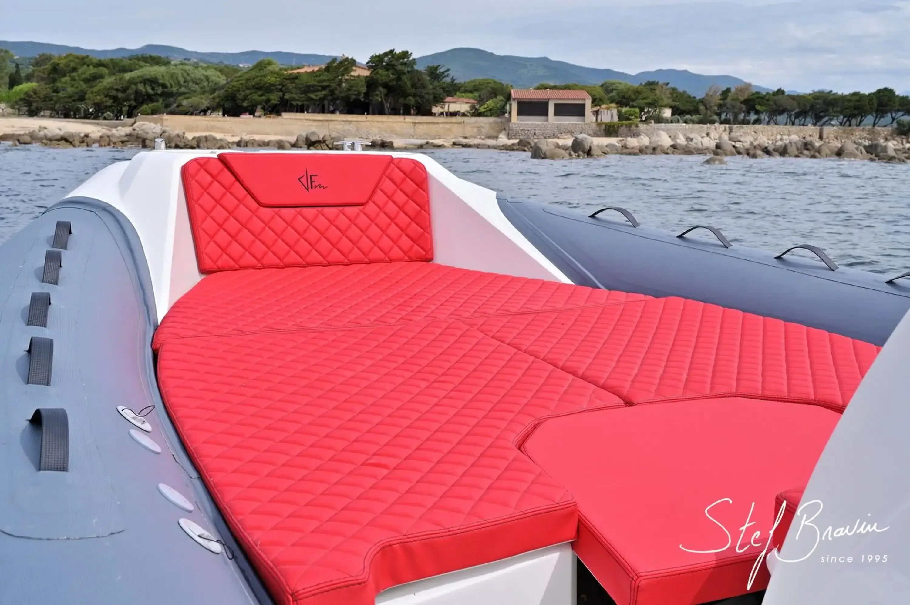 Vue plongeante sur le grand bain de soleil rouge à l'avant de l'Alpana 820