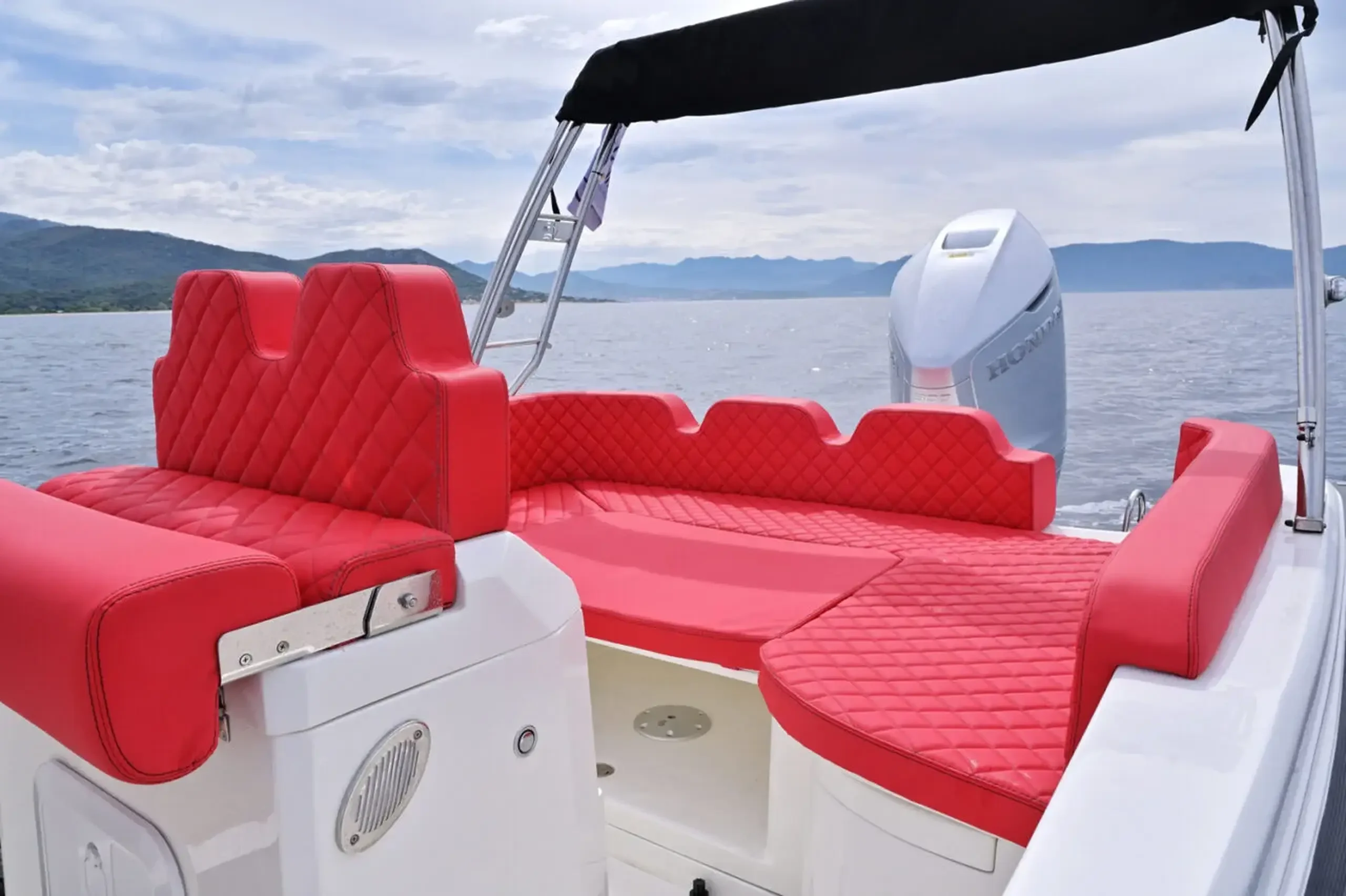 Cockpit arrière de l'Alpana 820 avec banquette en U rouge capitonnée