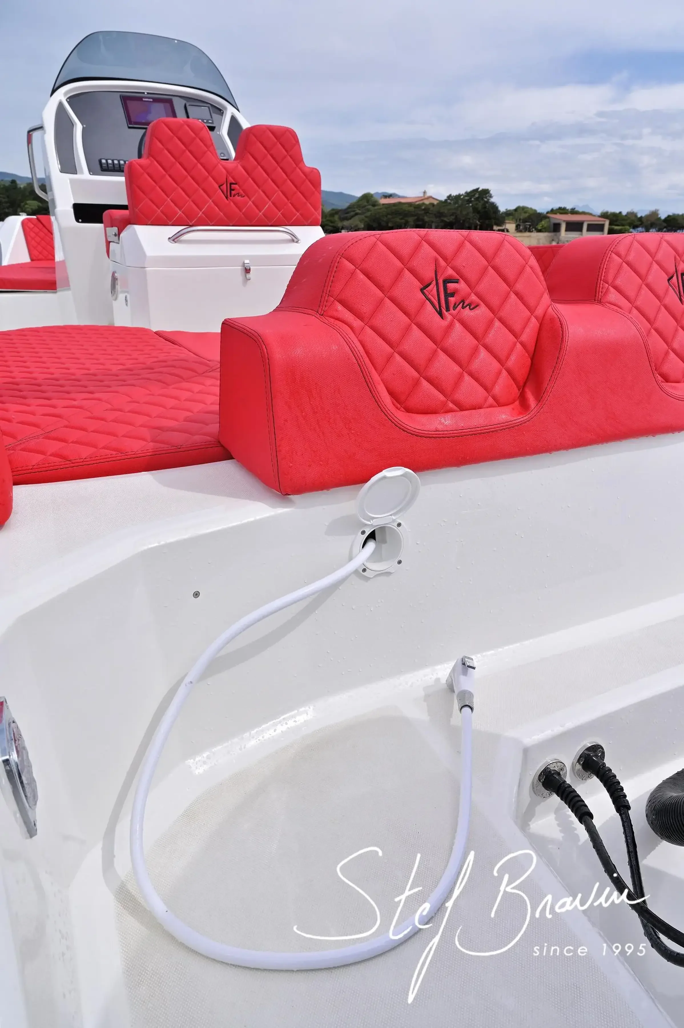 Assises rouges capitonnées et rangements à bord de l'Alpana 820