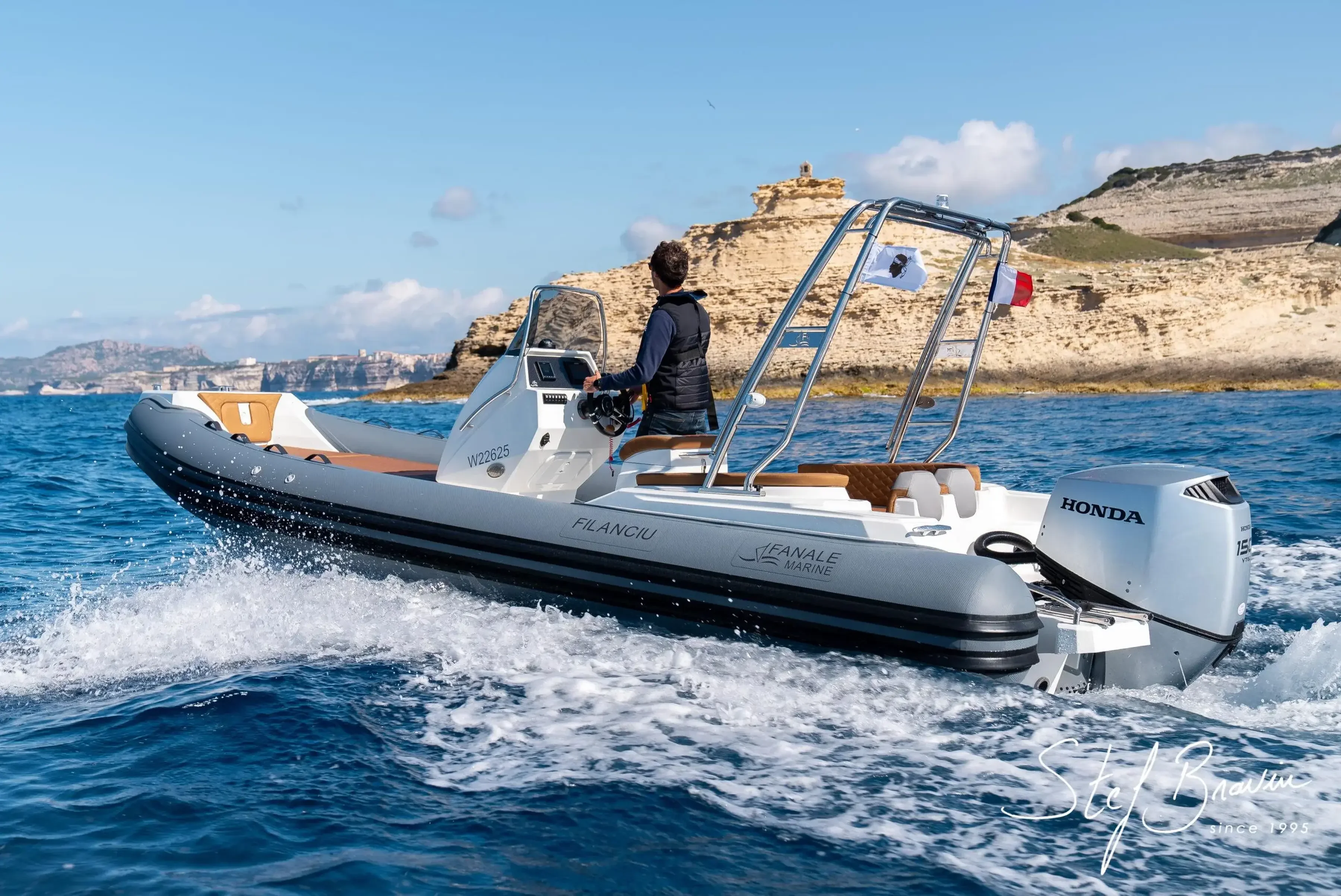Fanale Filanciu 650 en navigation devant les falaises de Bonifacio, moteur Honda