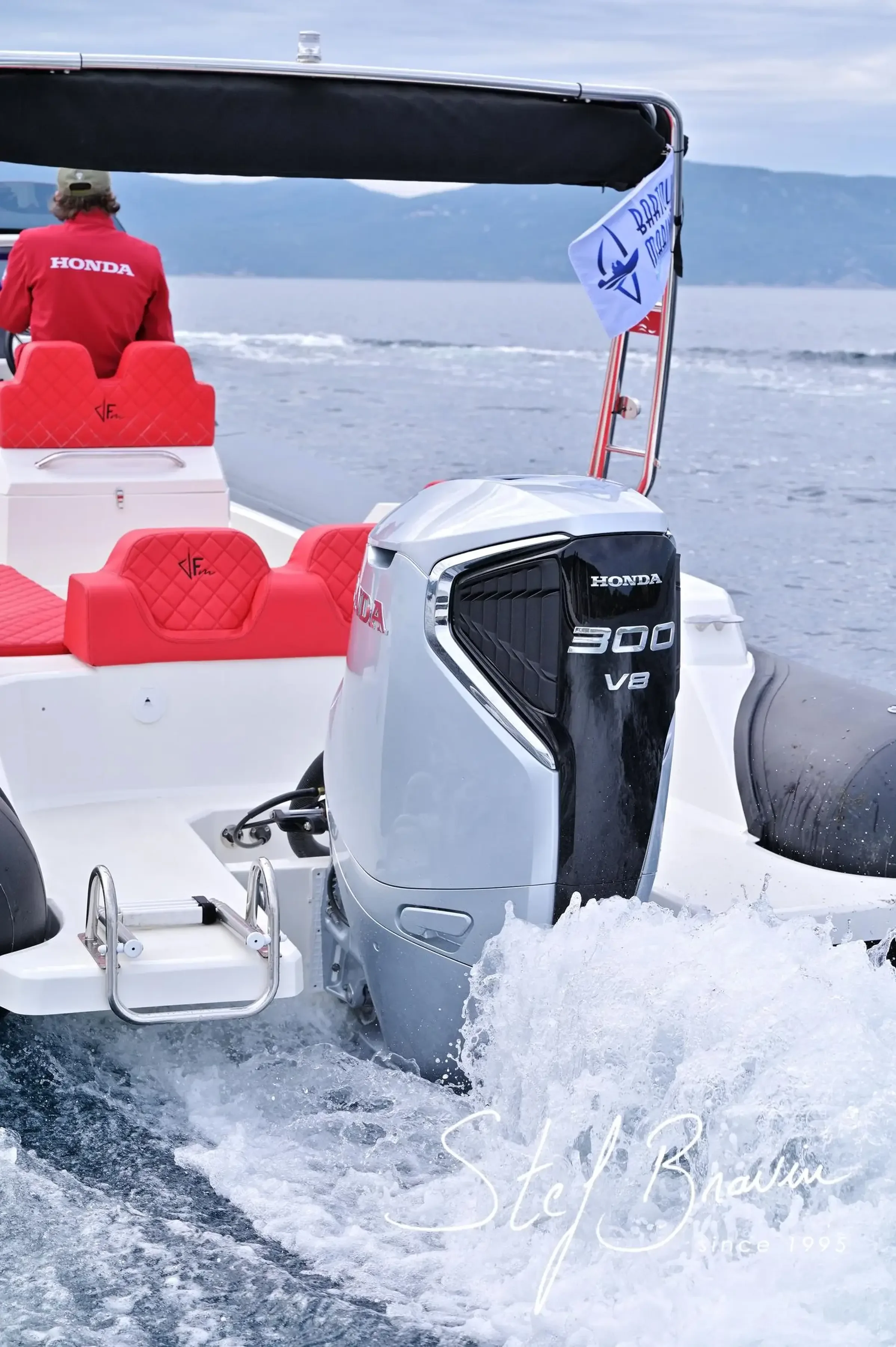Moteur hors-bord Honda 300 V8 à l'arrière de l'Alpana 820 en navigation