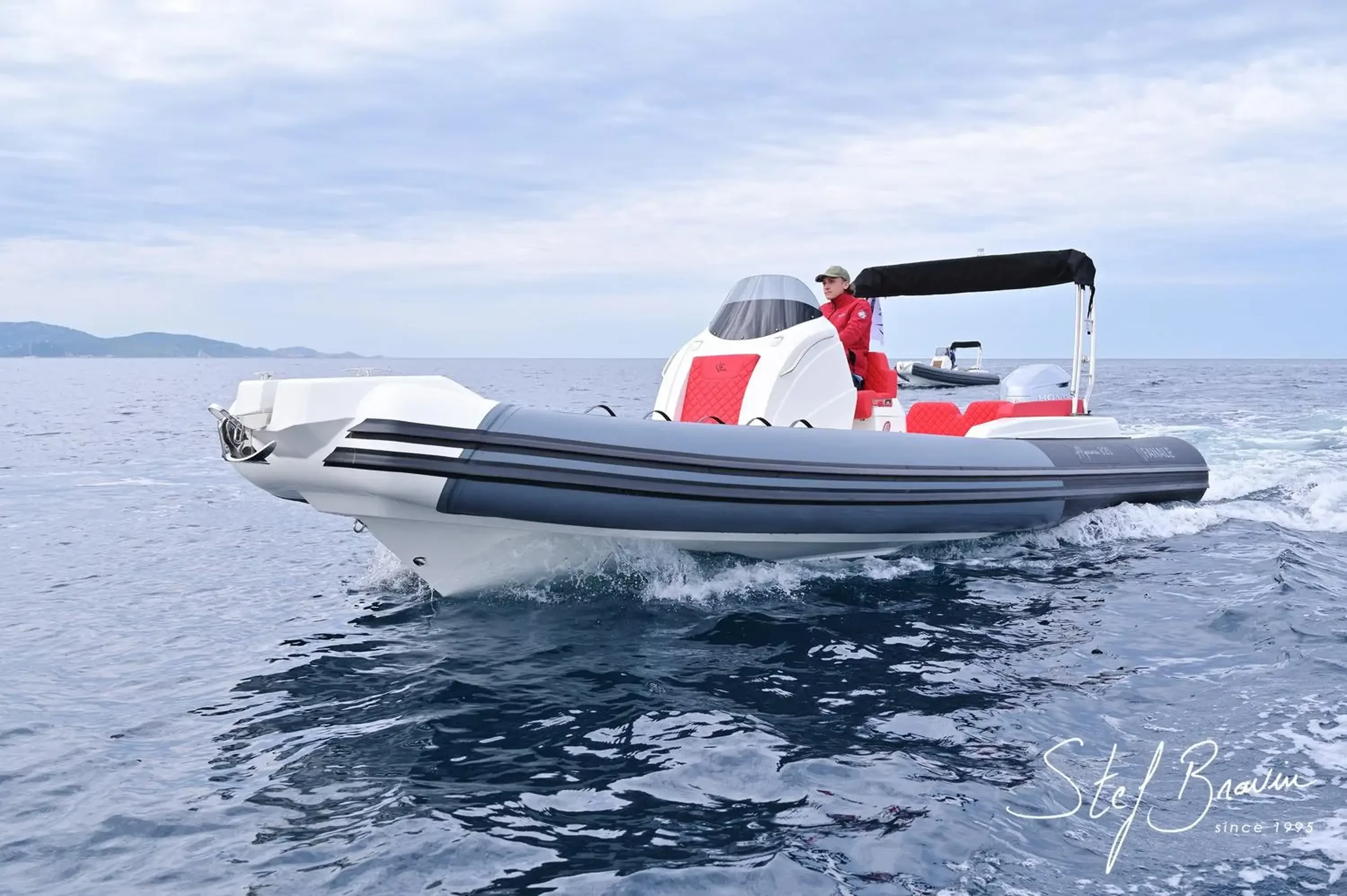 Semi-rigide Fanale Marine Alpana 820 vu de profil en navigation, coque et nom visibles