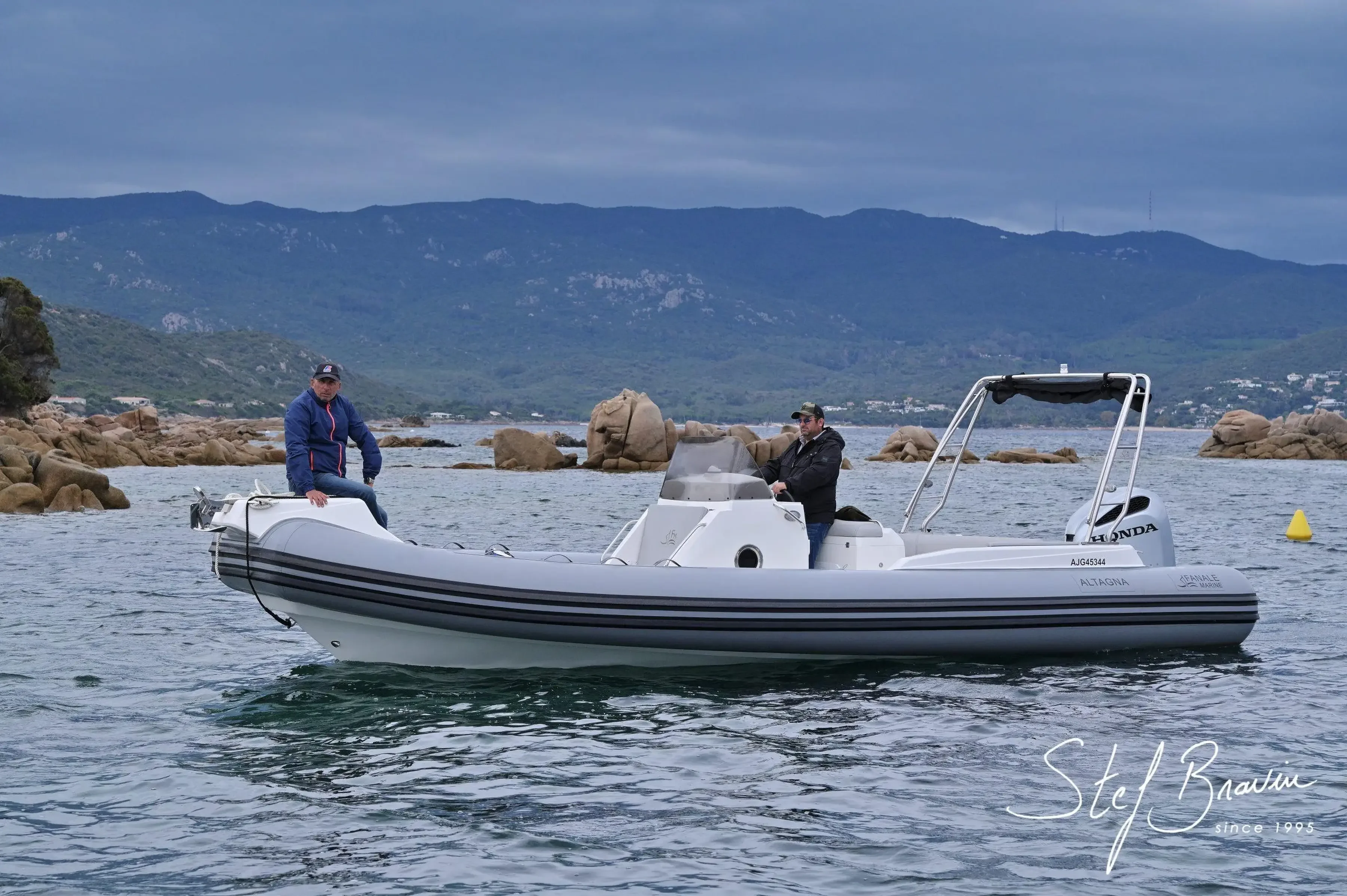 Semi-rigide Altagna Diving en navigation près des rochers de Bonifacio, deux personnes à bord