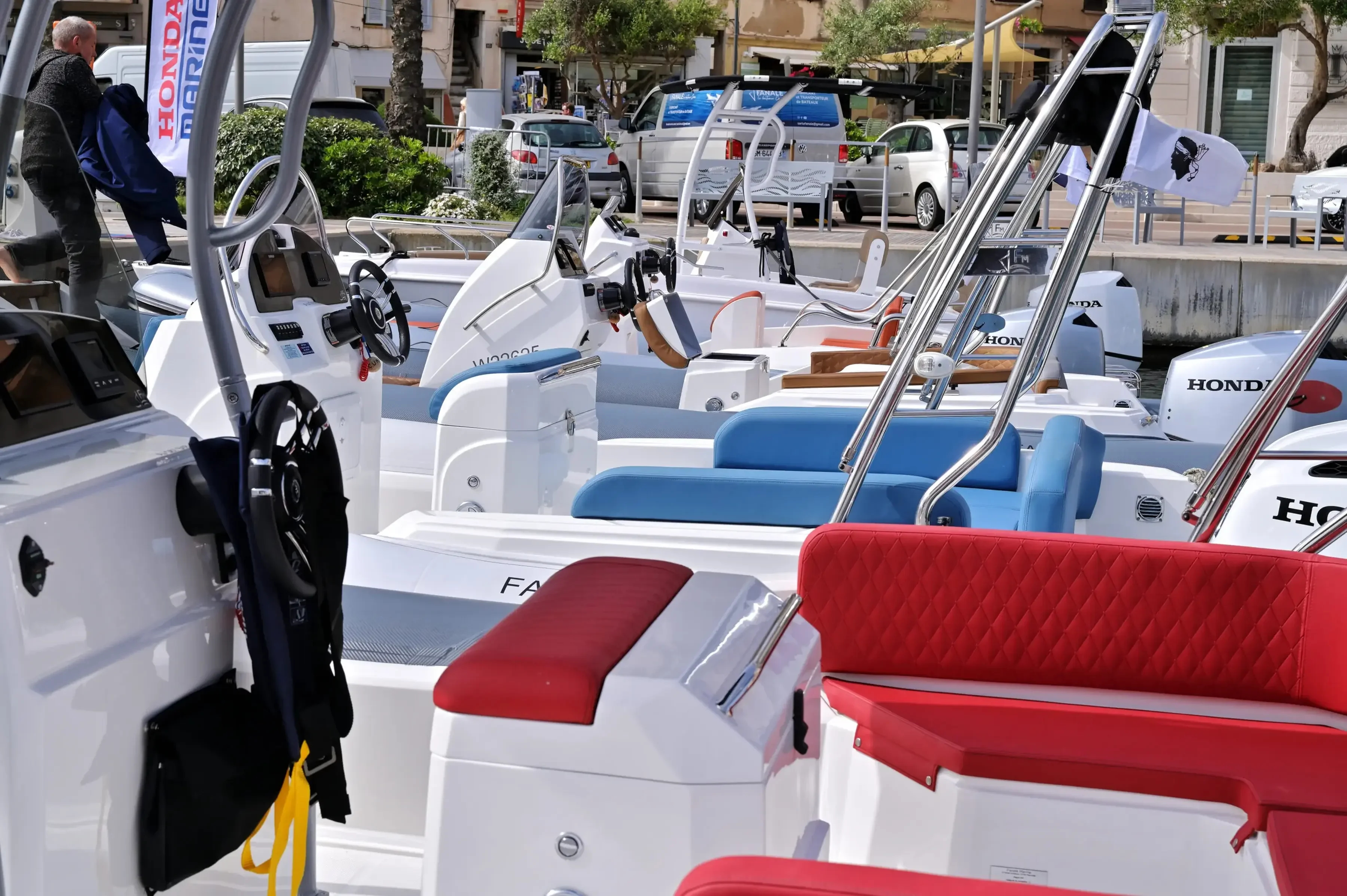 Semi-rigides Fanale Marine dont l'Altagna Diving alignés au ponton lors d'un événement à Bonifacio