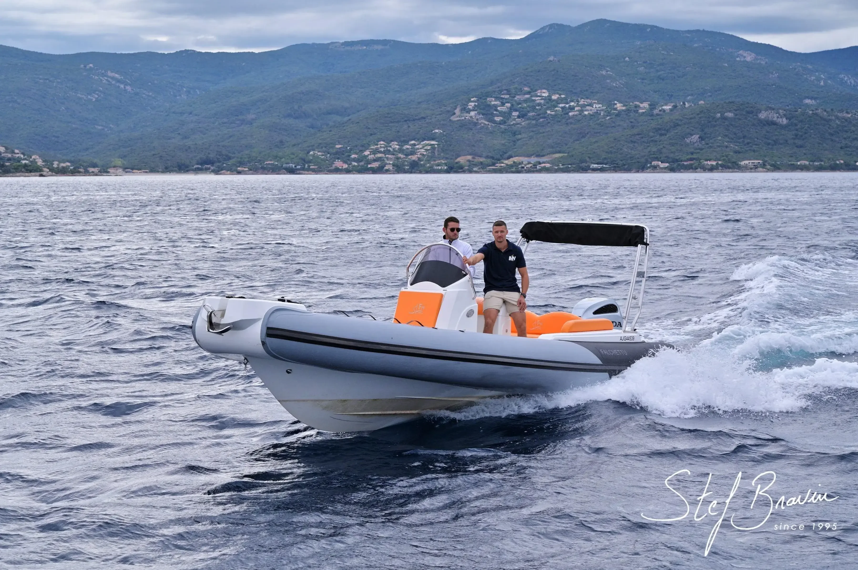 Fanale Falchettu 700 en navigation devant la côte, deux passagers à bord