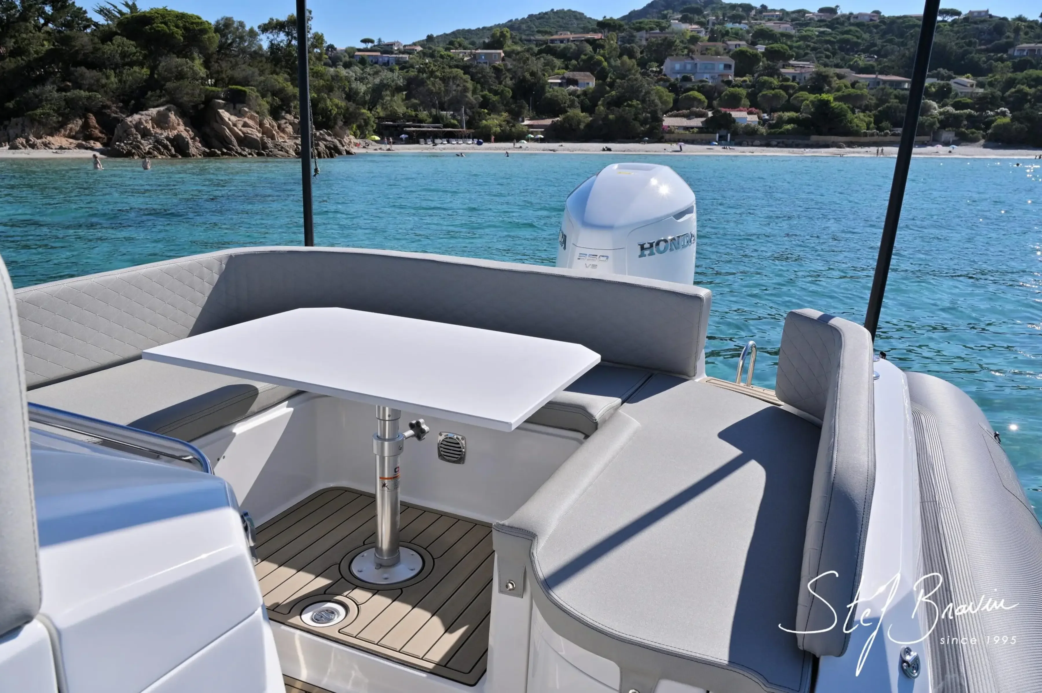 Altore 900 Cabine, cockpit arrière et plage de bain face à une plage corse