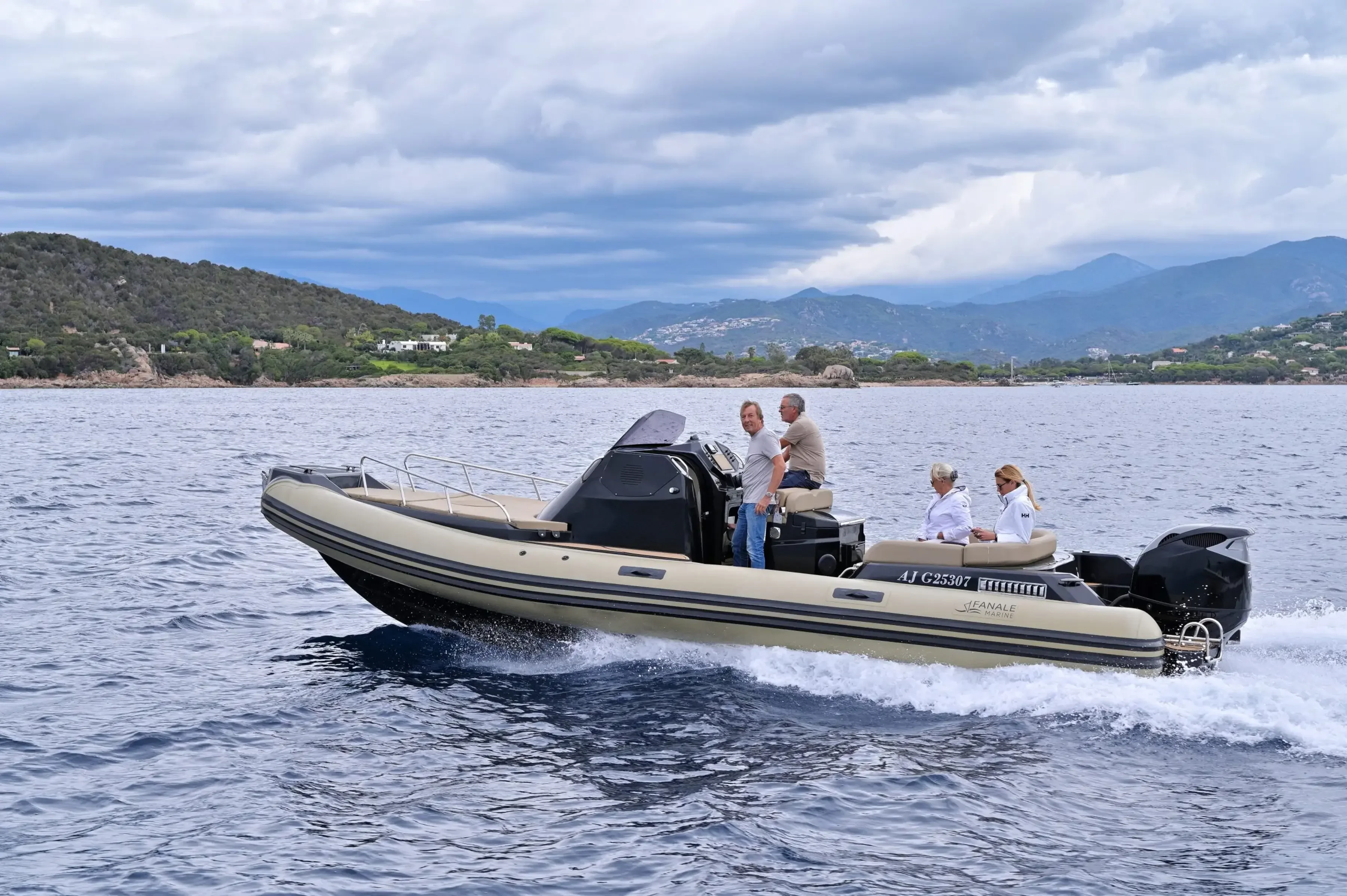 Altore 900 Cabine en navigation au large de la Corse