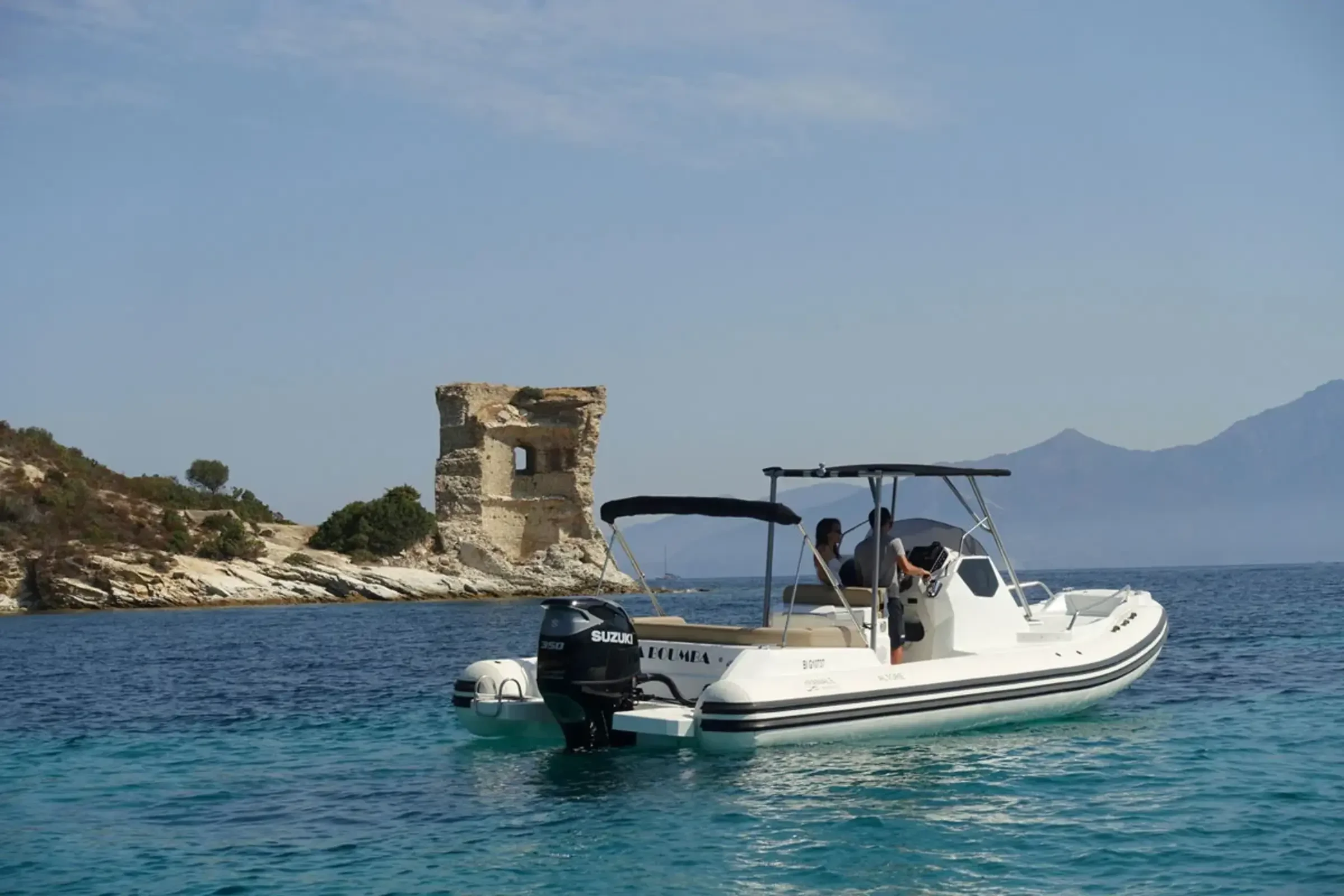 Altore 900 Cabine en navigation devant une tour génoise corse