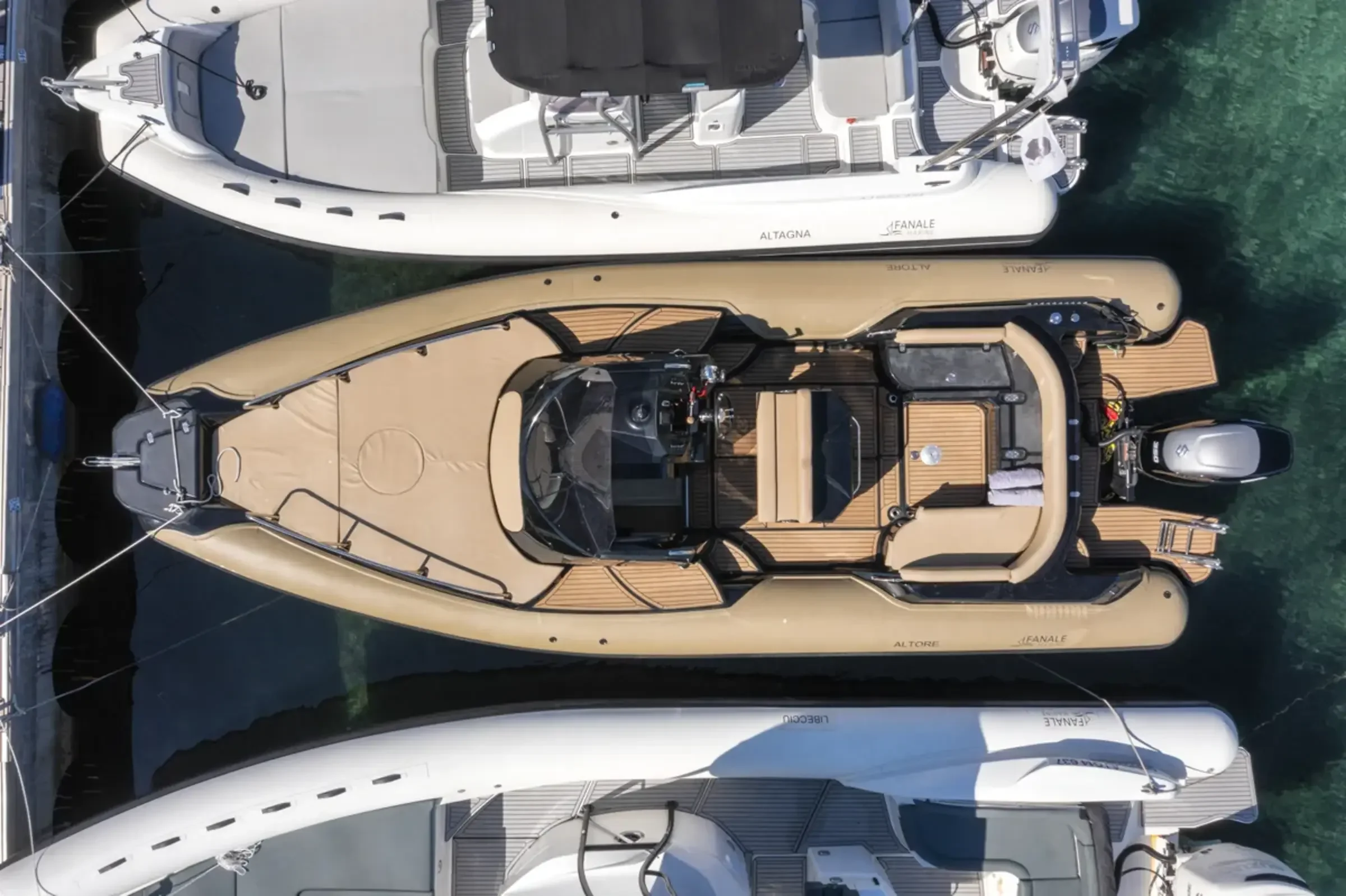 Altore 900 Cabine, vue de dessus au ponton avec les autres modèles Fanale Marine
