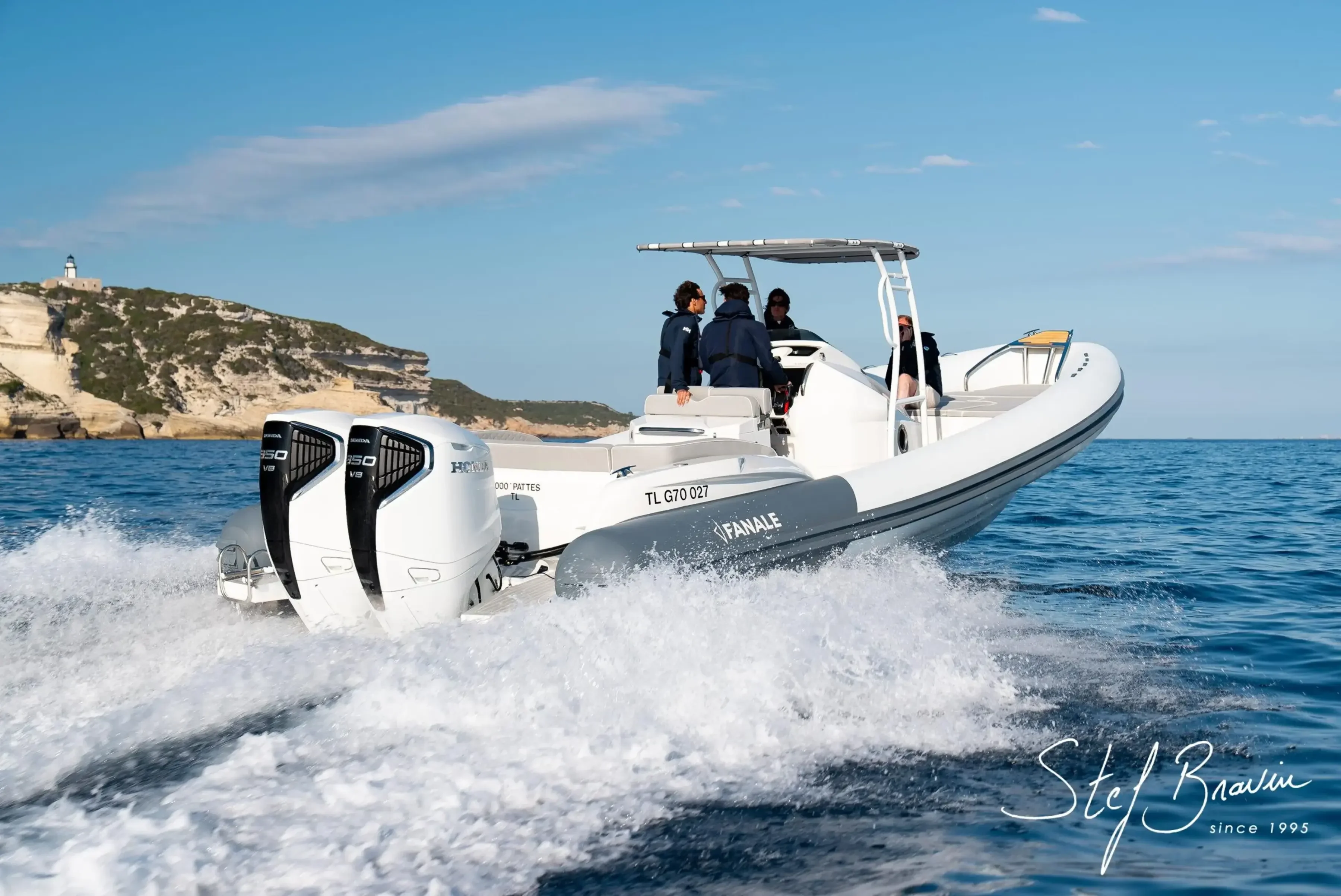 Libecciu 1000 en navigation devant les falaises de Bonifacio, motorisation bi-moteur Honda