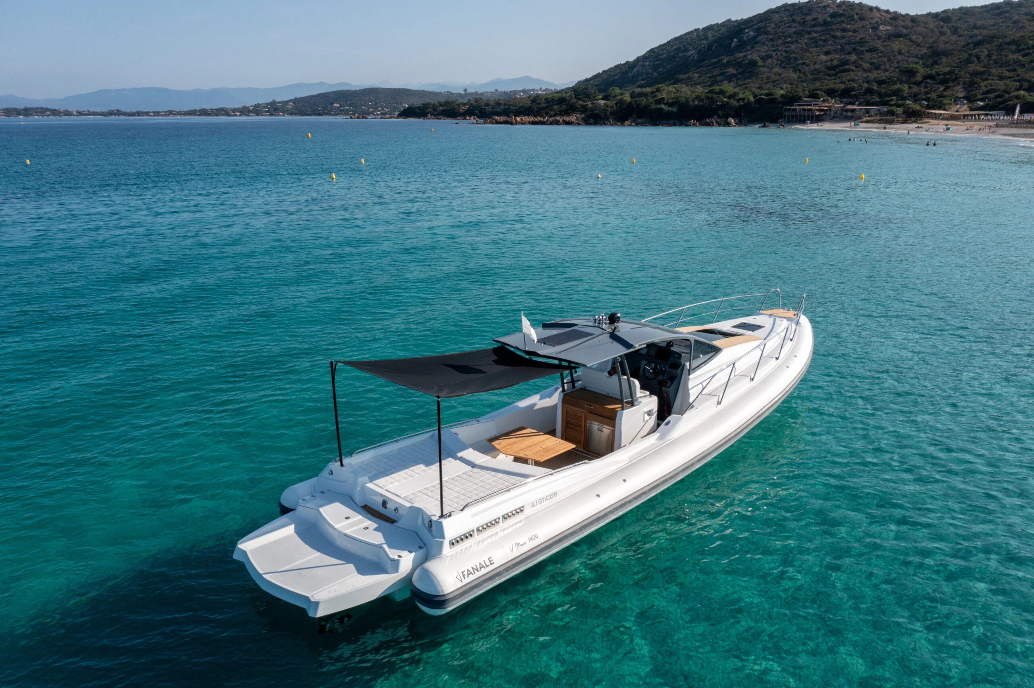 Maio 1400 au mouillage devant une plage corse, hardtop et kitchenette visibles