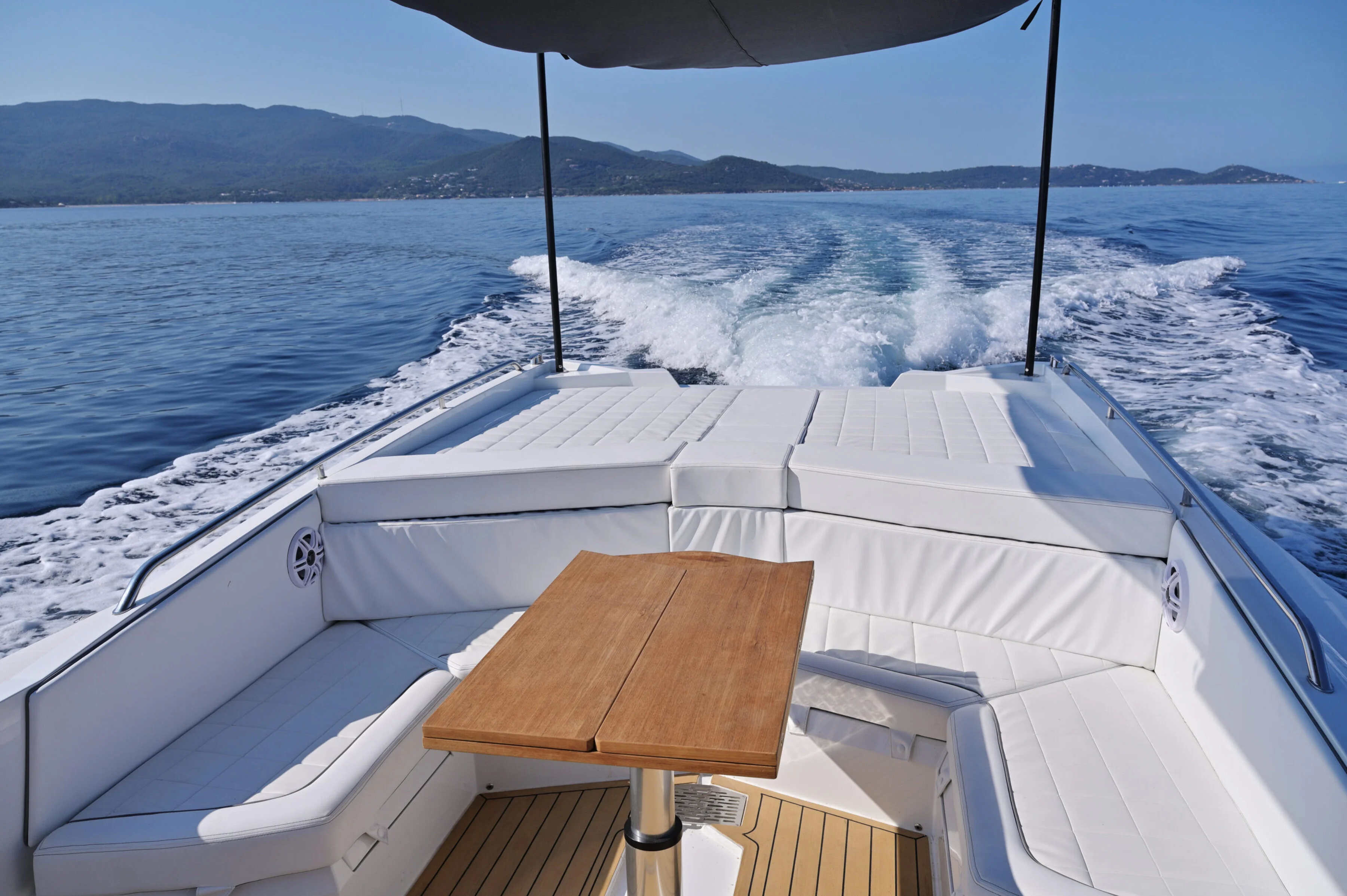 Maio 1400, cockpit arrière et taud de soleil en navigation, sillage à l'arrière