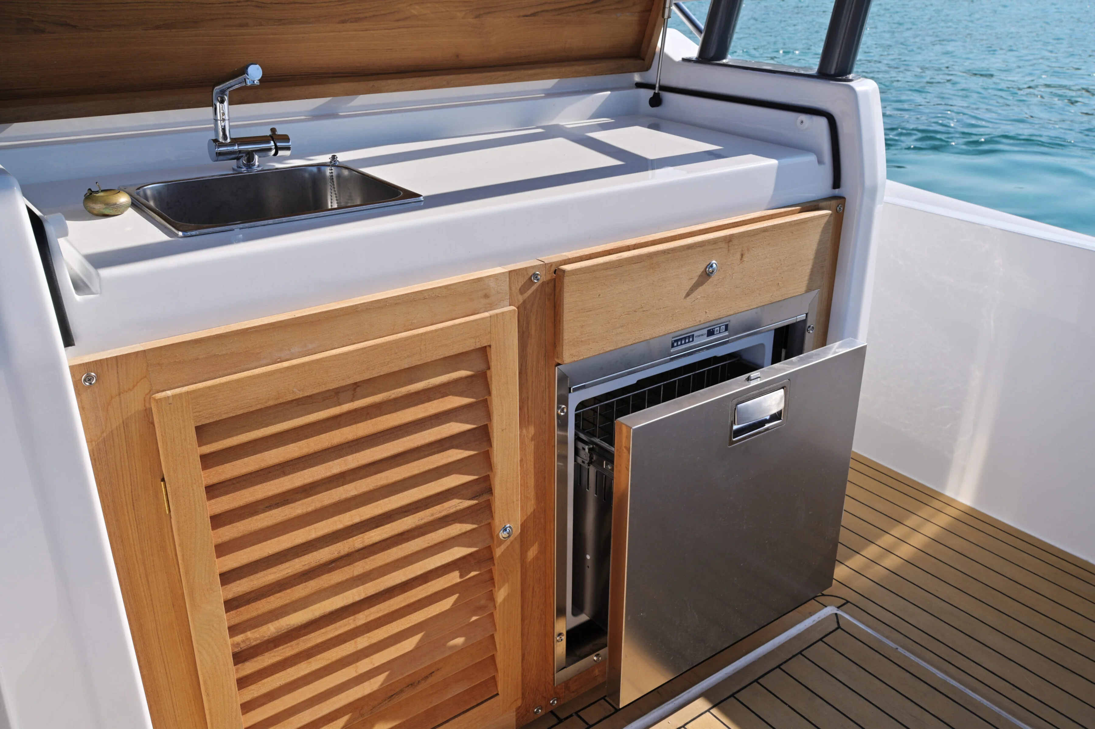 Maio 1400, kitchenette extérieure avec évier et réfrigérateur