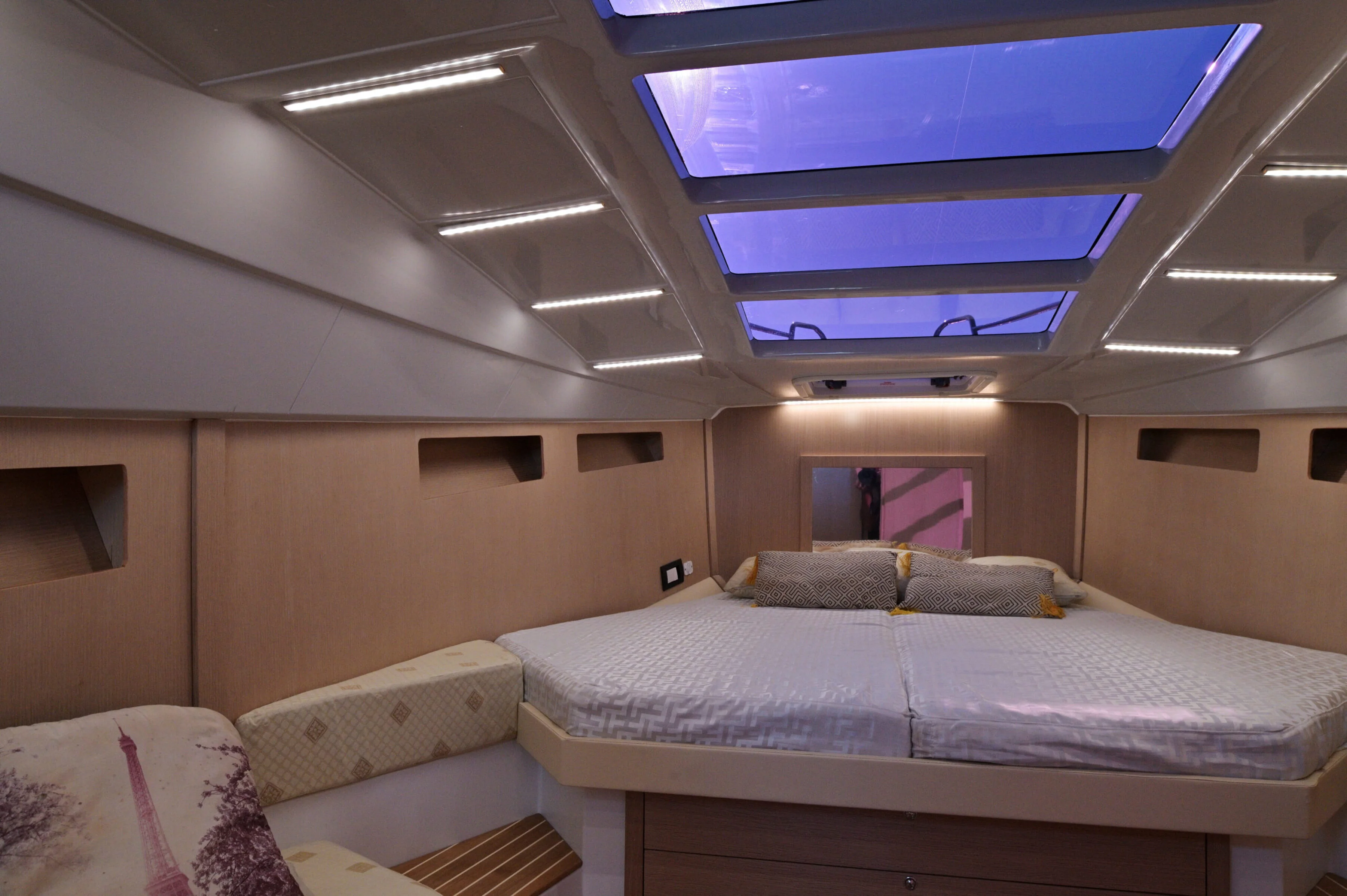 Maio 1400, cabine aménagée avec couchette et rangements