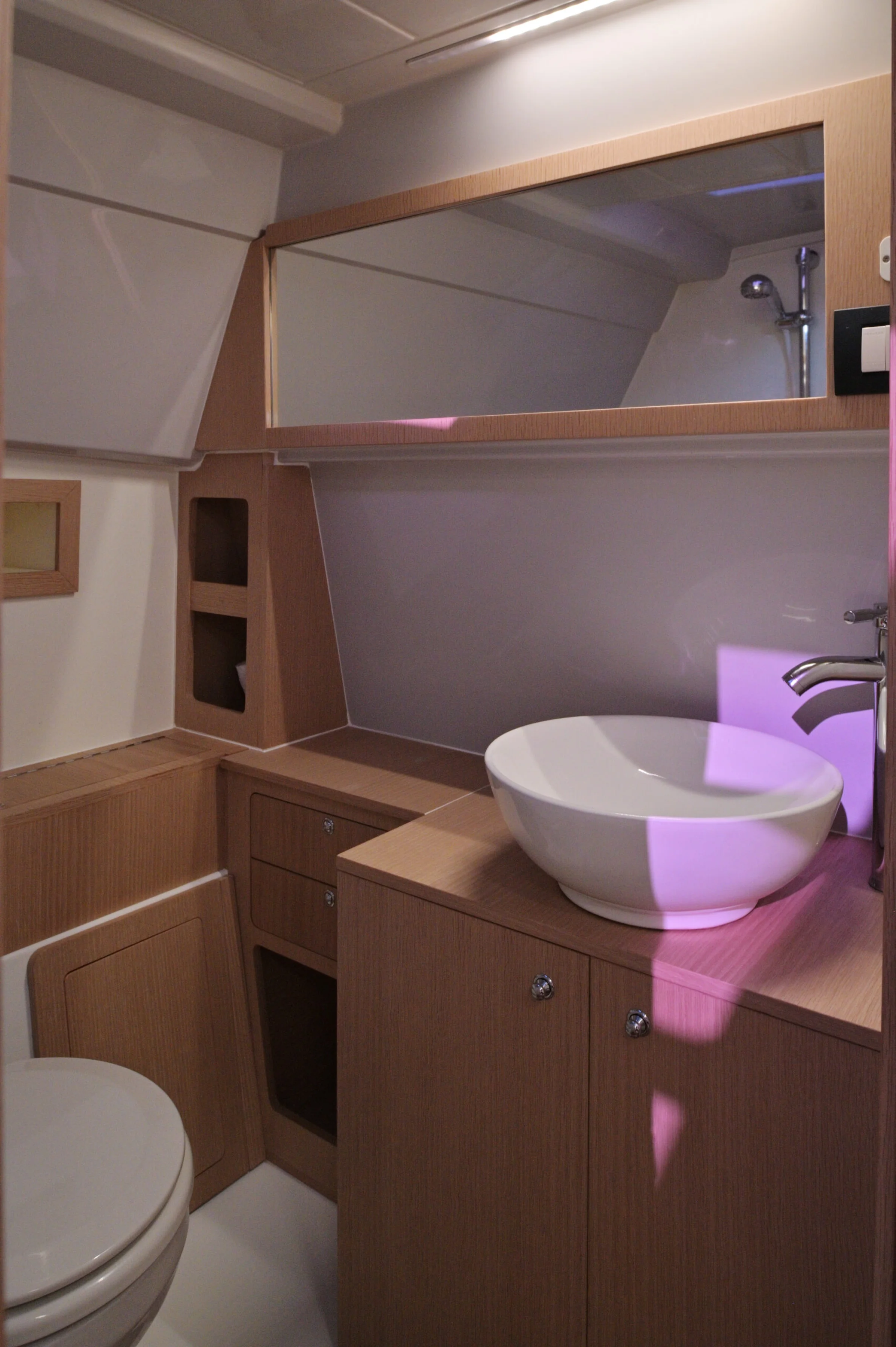 Maio 1400, salle d'eau de la cabine avec douche et WC